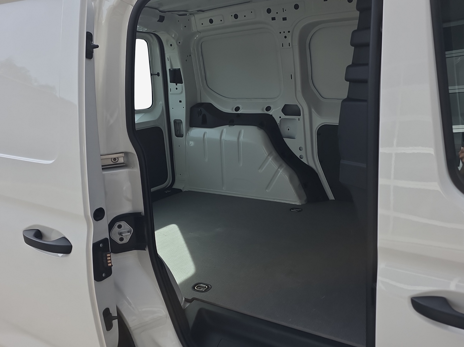 VW Caddy Cargo 2.0TDI-image-11