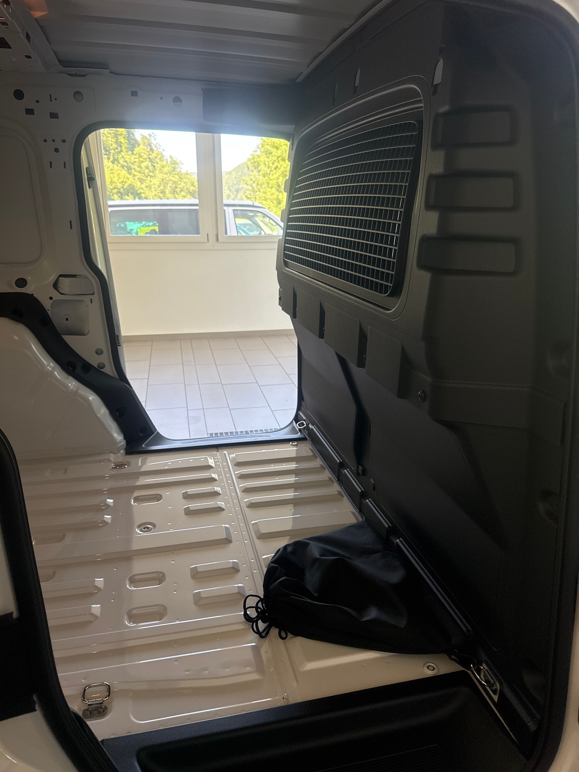 VW Caddy Cargo En 1.5eHyb 150 DSG 1500ccm 150PS/110kW 4 Zylinder TSI eHybrid Benzin / elektrisch-image-5