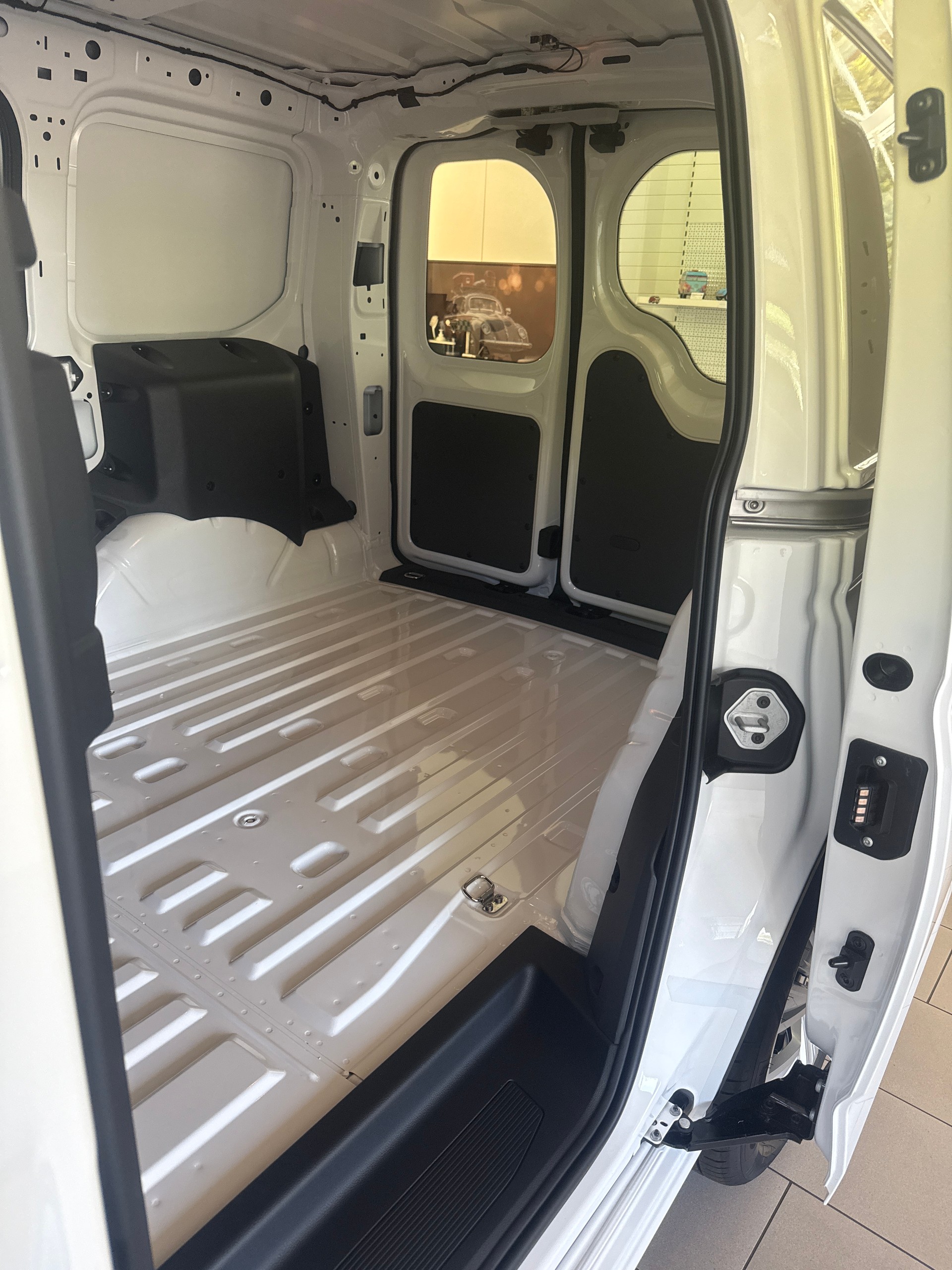 VW Caddy Cargo En 1.5eHyb 150 DSG 1500ccm 150PS/110kW 4 Zylinder TSI eHybrid Benzin / elektrisch-image-4