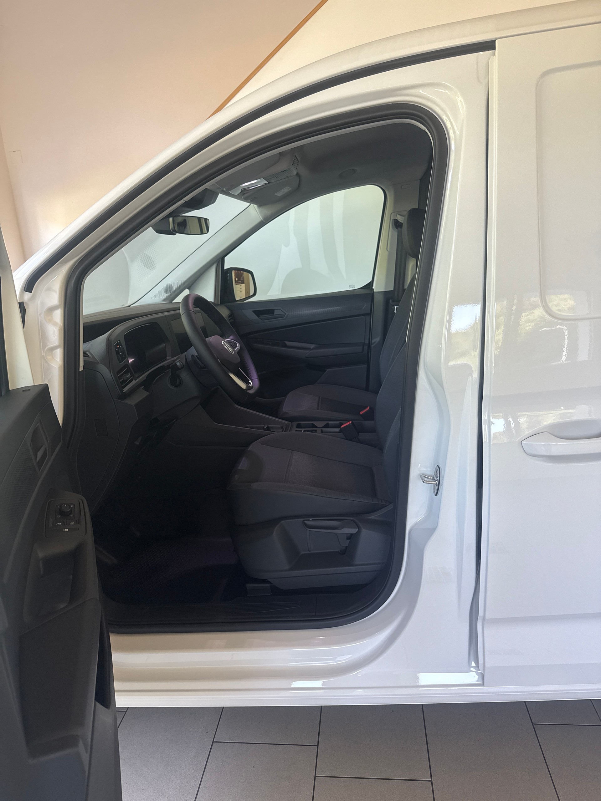 VW Caddy Cargo En 1.5eHyb 150 DSG 1500ccm 150PS/110kW 4 Zylinder TSI eHybrid Benzin / elektrisch-image-3