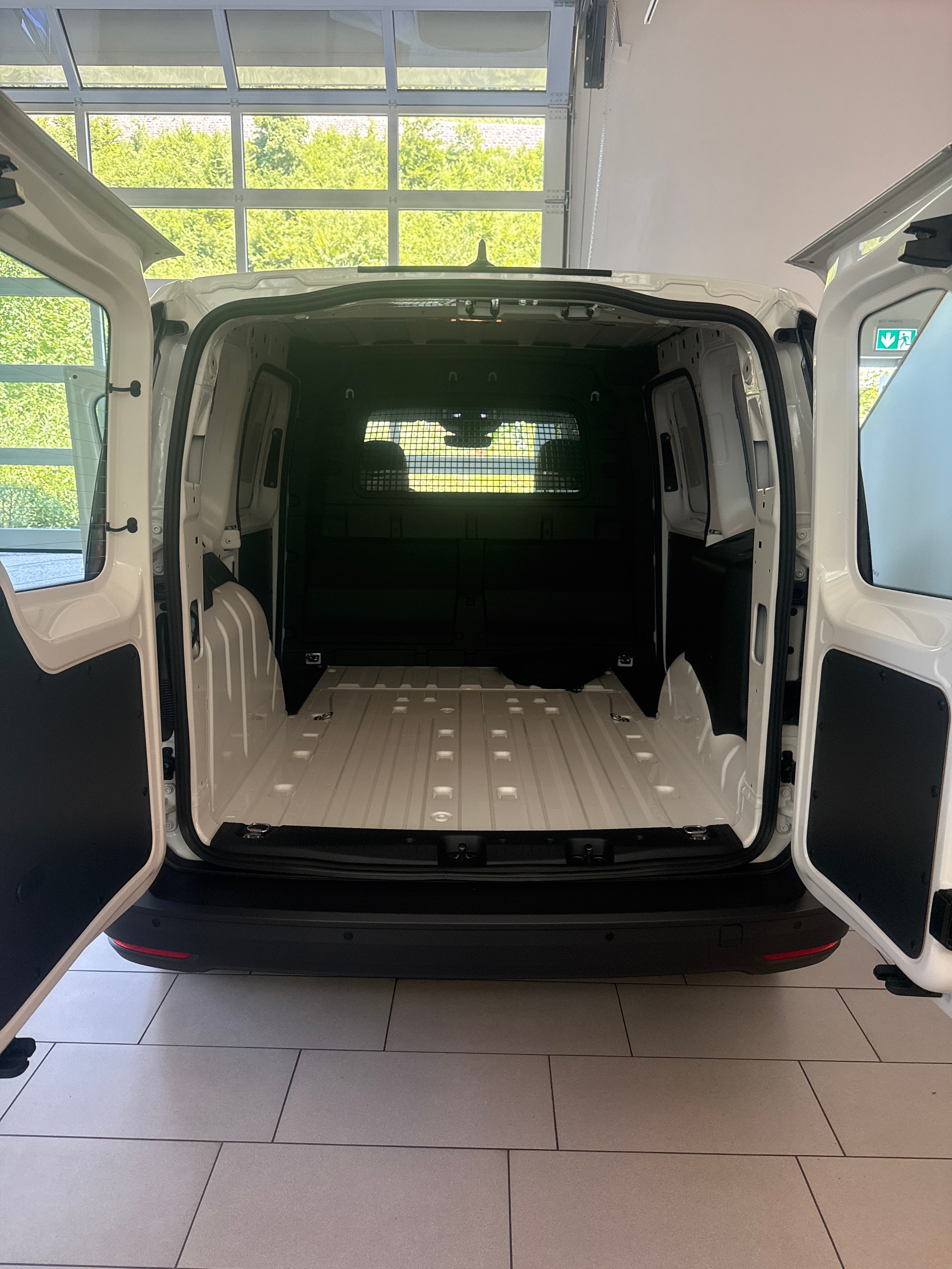 VW Caddy Cargo En 1.5eHyb 150 DSG 1500ccm 150PS/110kW 4 Zylinder TSI eHybrid Benzin / elektrisch-image-6