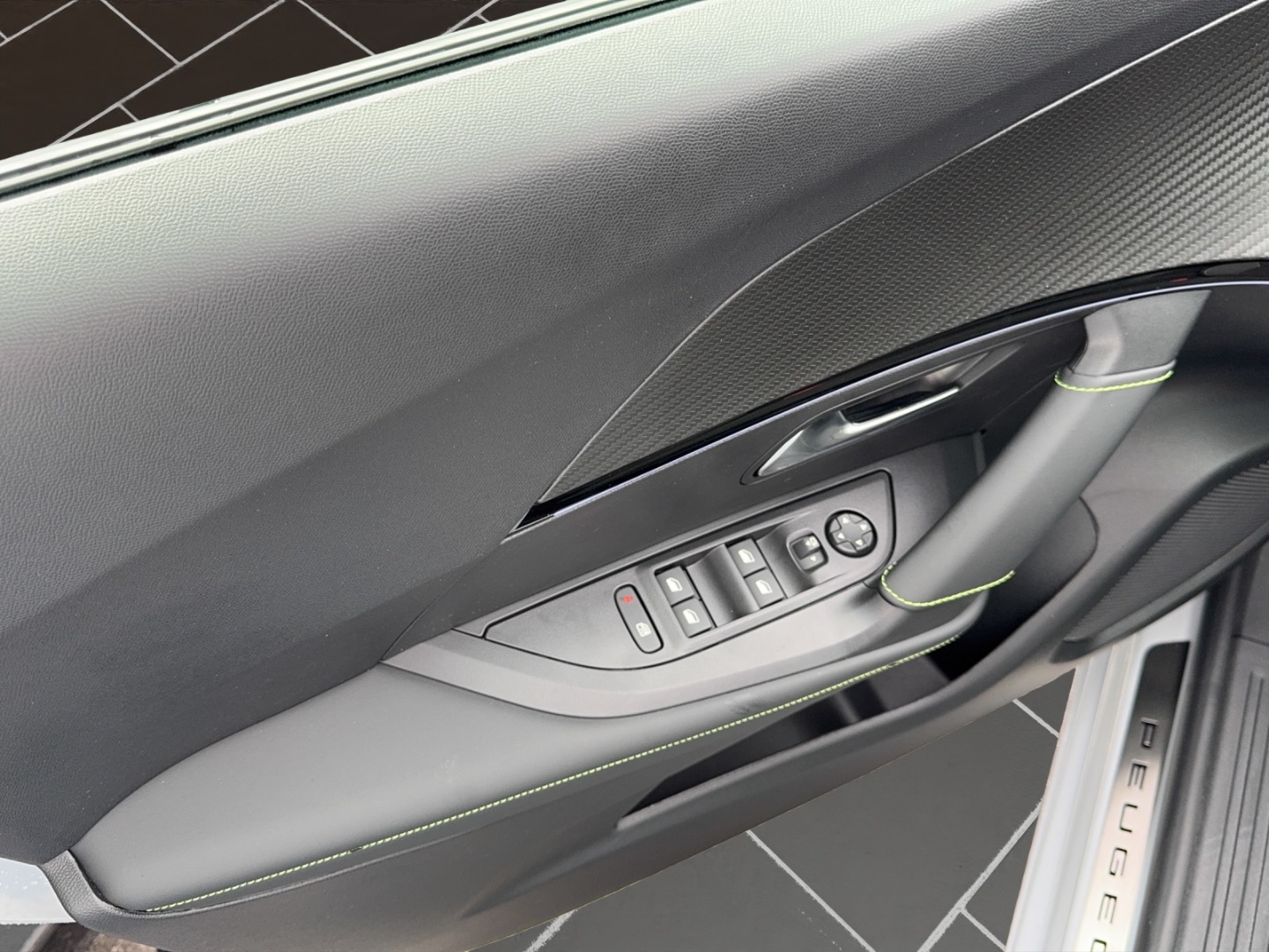 PEUGEOT 2008 NEW 1.2 Hybrid 145 GT-image-14