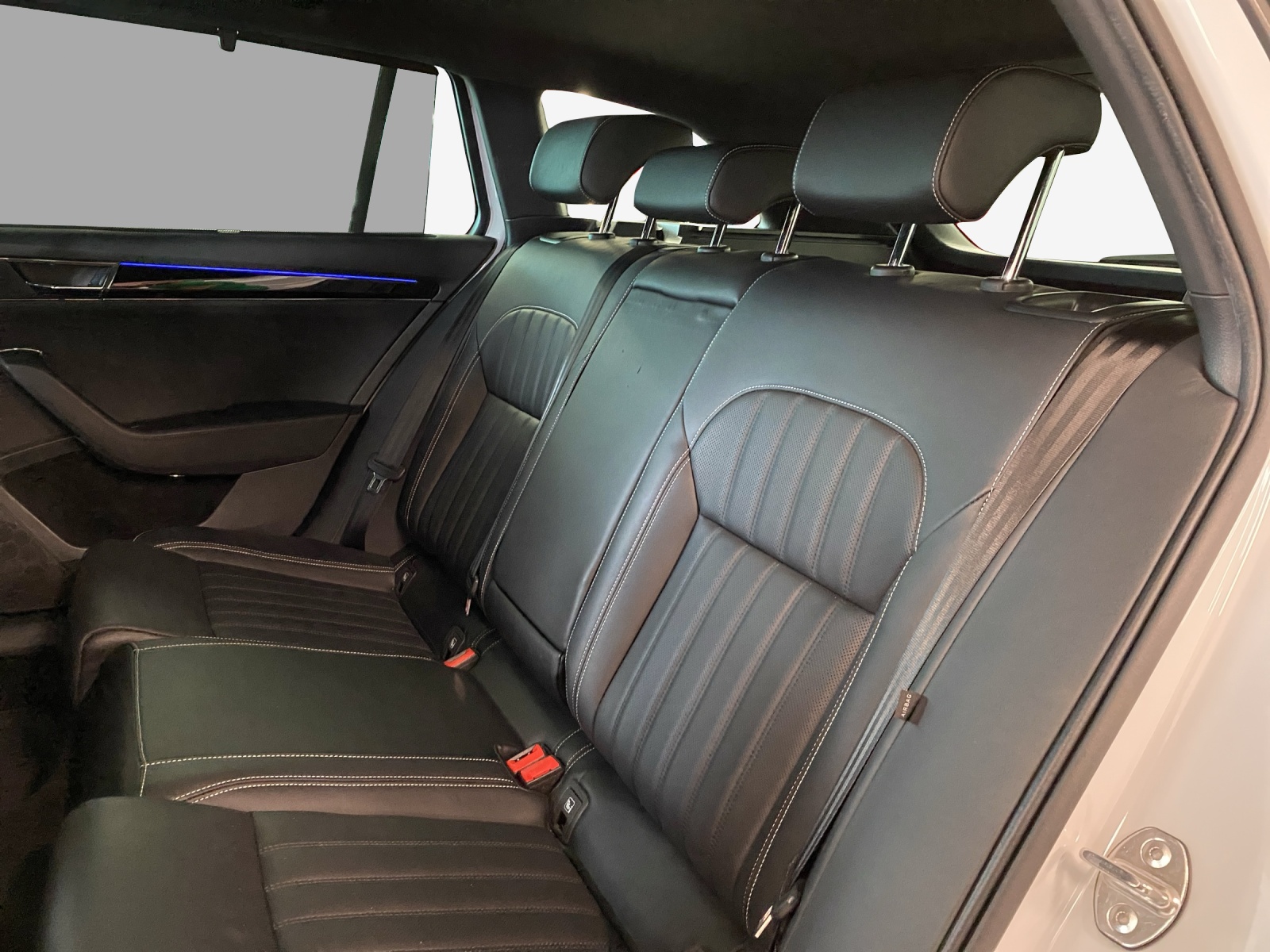 SKODA Superb Combi 2.0 TDi L&K 4x4 DSG-image-11