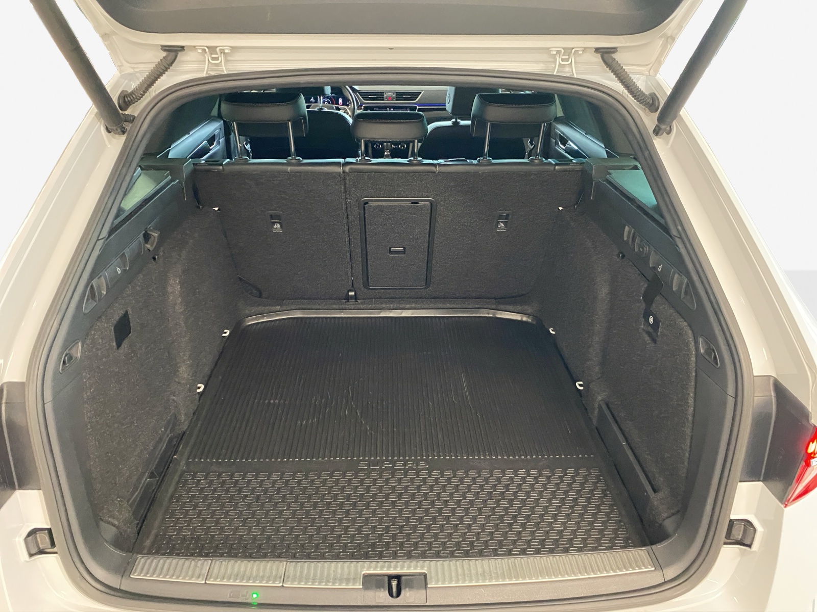 SKODA Superb Combi 2.0 TDi L&K 4x4 DSG-image-12