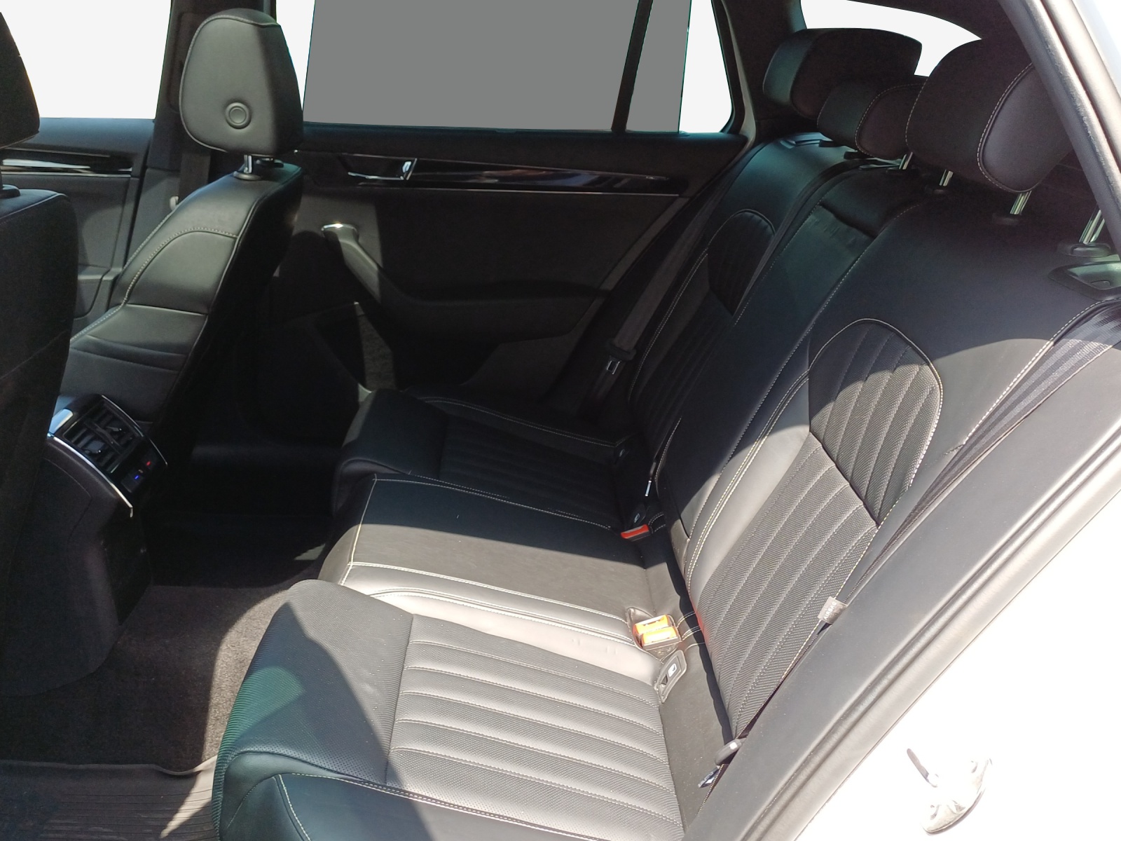 SKODA Superb Combi 2.0 TDi L&K 4x4 DSG-image-11