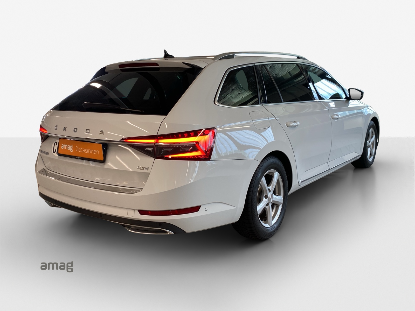 SKODA Superb Combi 2.0 TDi L&K 4x4 DSG-image-4
