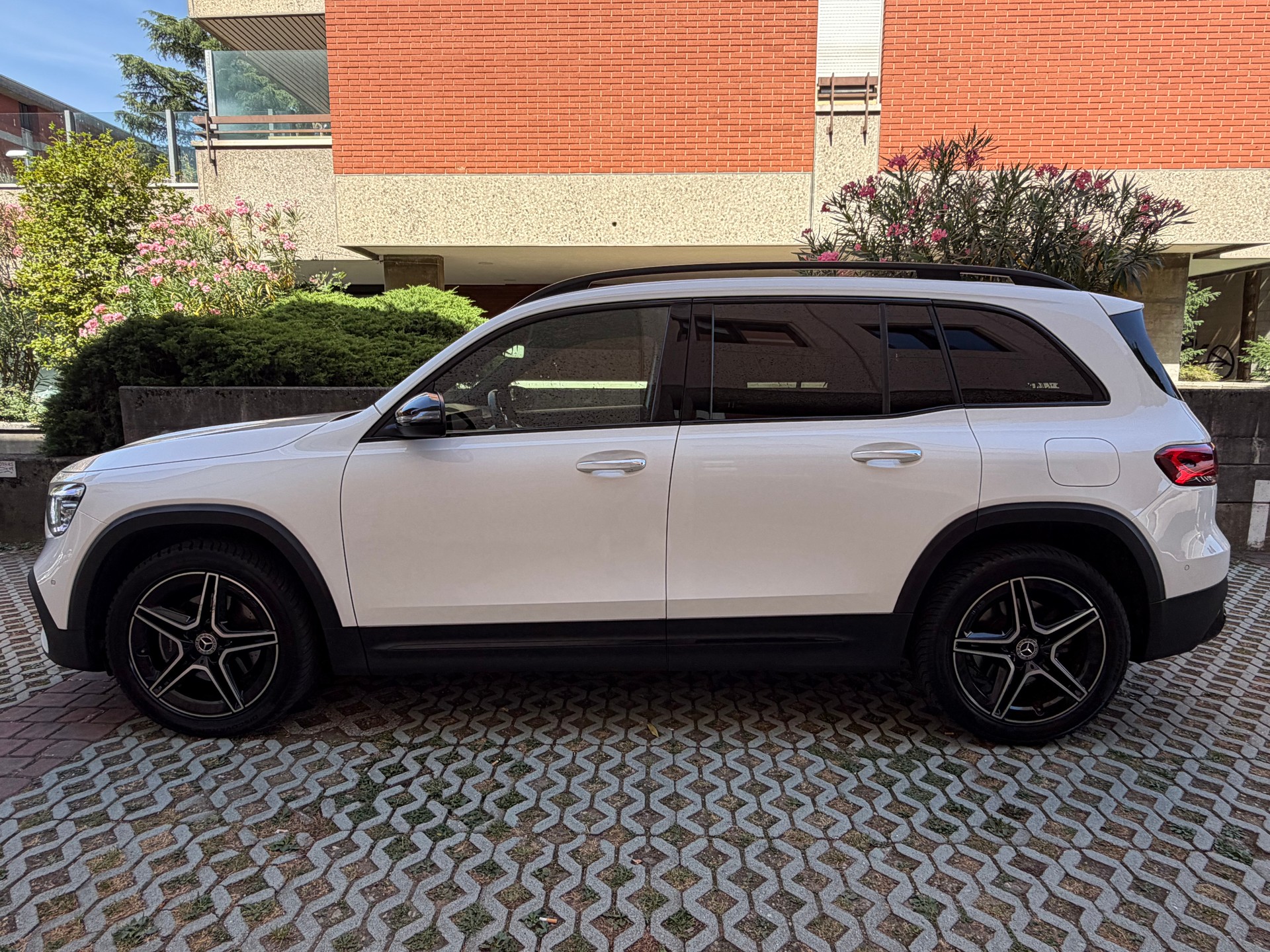 MERCEDES-BENZ GLB 200 AMG Line 7G-Tronic-image-4