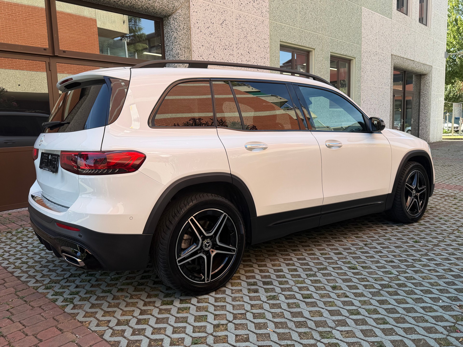 MERCEDES-BENZ GLB 200 AMG Line 7G-Tronic-image-5