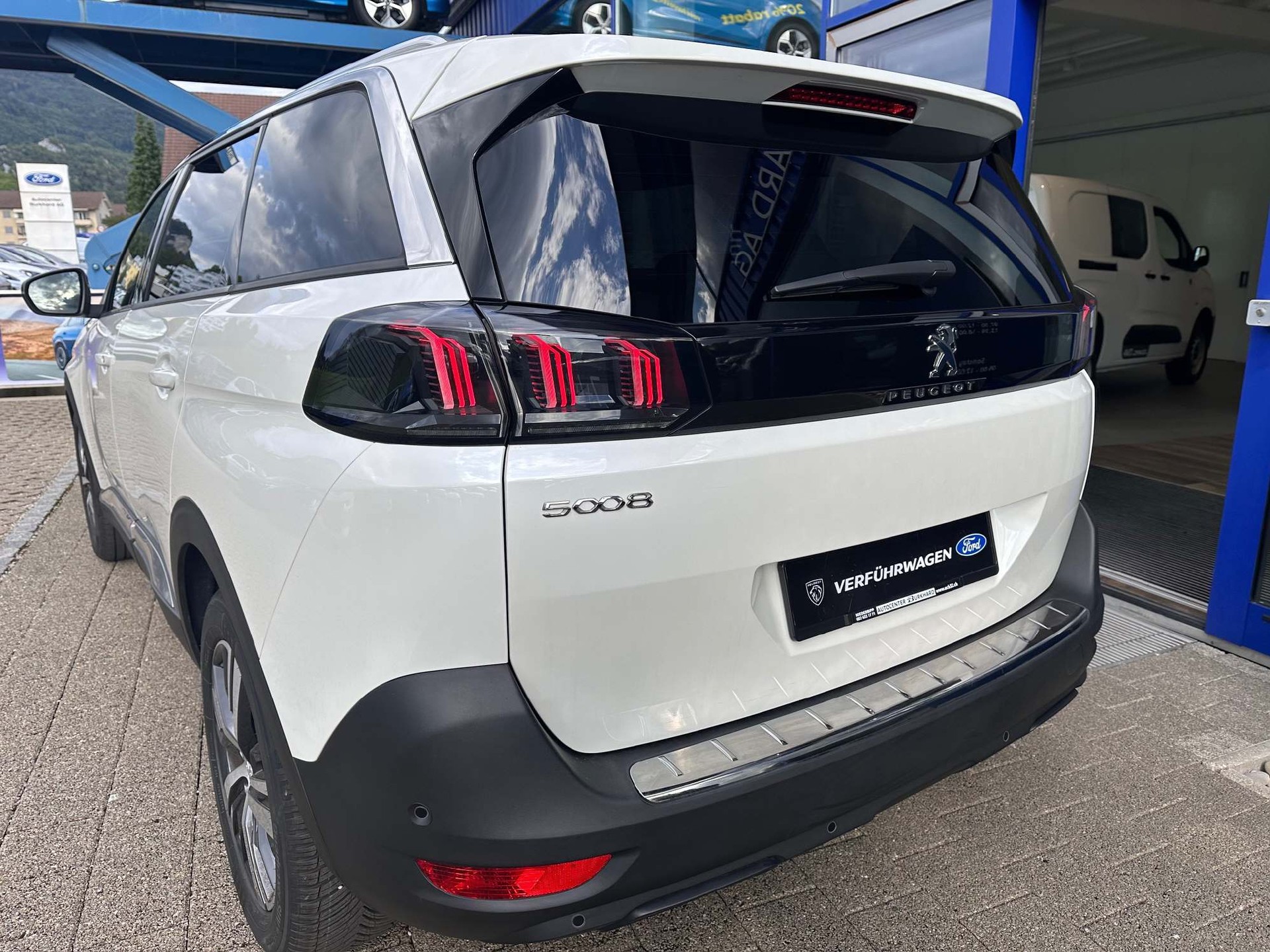 PEUGEOT 5008 1.2 PureTech 7-Plätzer *5 Jahre Werksgarantie* Allure Pack-image-3