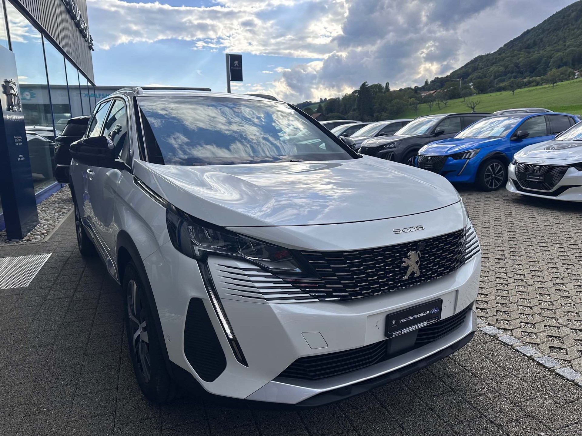 PEUGEOT 5008 1.2 PureTech 7-Plätzer *5 Jahre Werksgarantie* Allure Pack-image-2