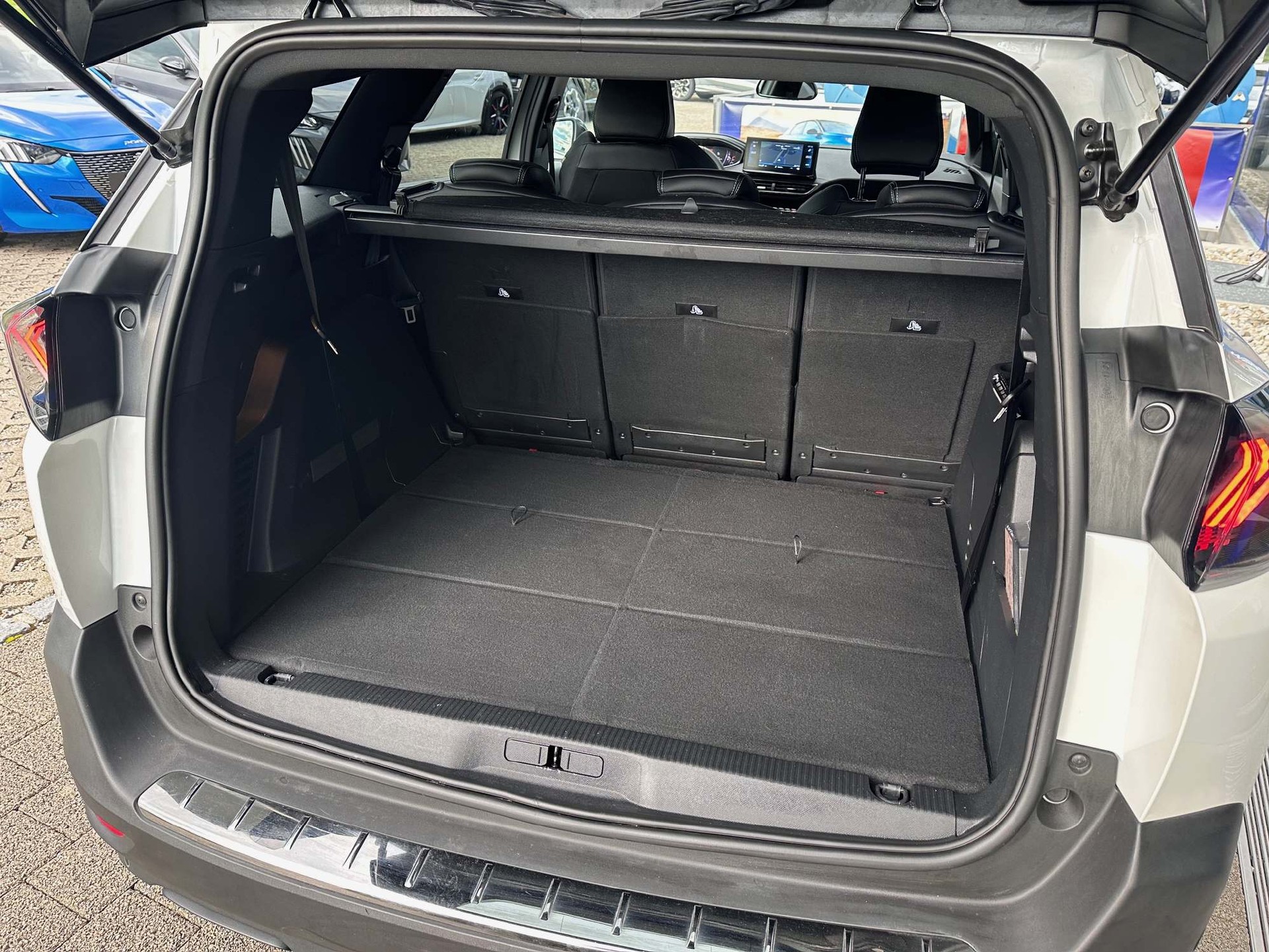 PEUGEOT 5008 1.2 PureTech 7-Plätzer *5 Jahre Werksgarantie* Allure Pack-image-4