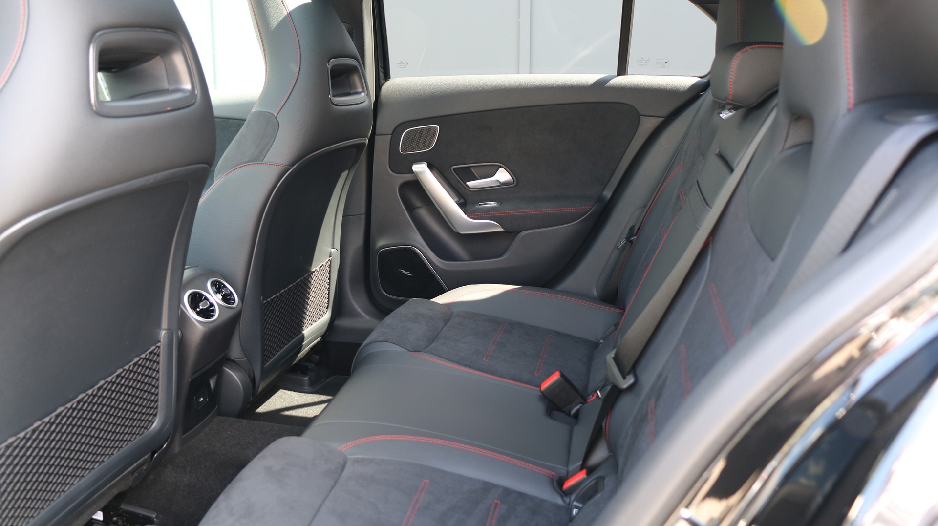 MERCEDES-BENZ A 250 4MATIC Kompaktlimousine-image-9