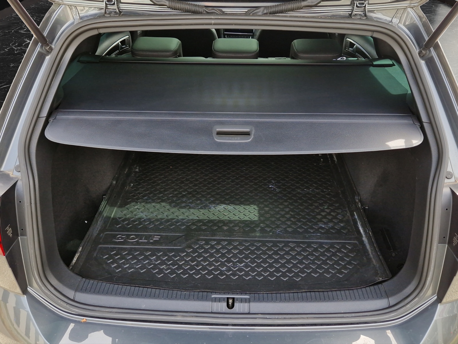 VW Golf Variant 2.0 TSI R 4Motion DSG-image-12