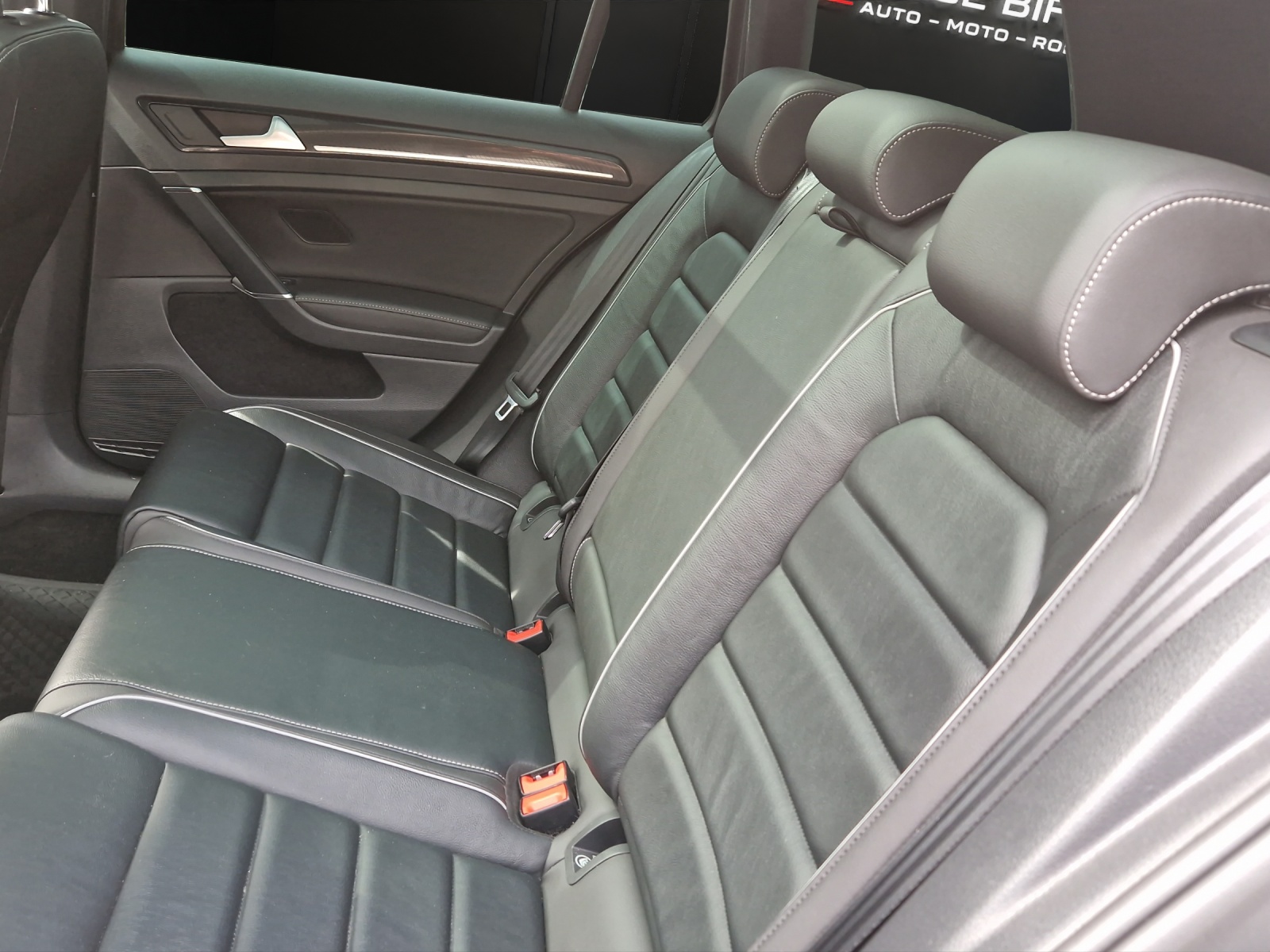 VW Golf Variant 2.0 TSI R 4Motion DSG-image-8