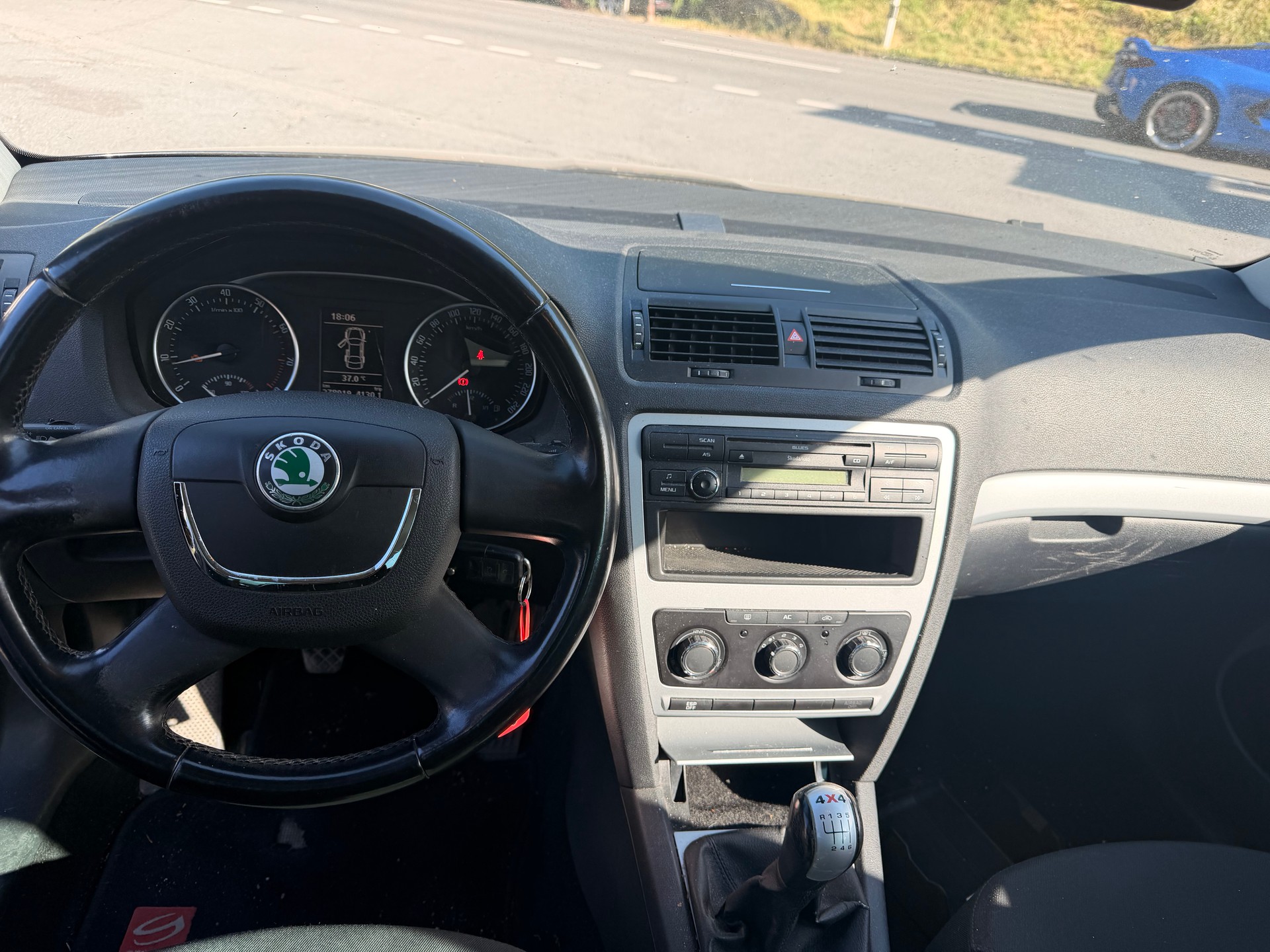SKODA Octavia Combi 1.8 TSI Laurin & Klement 4x4-image-4