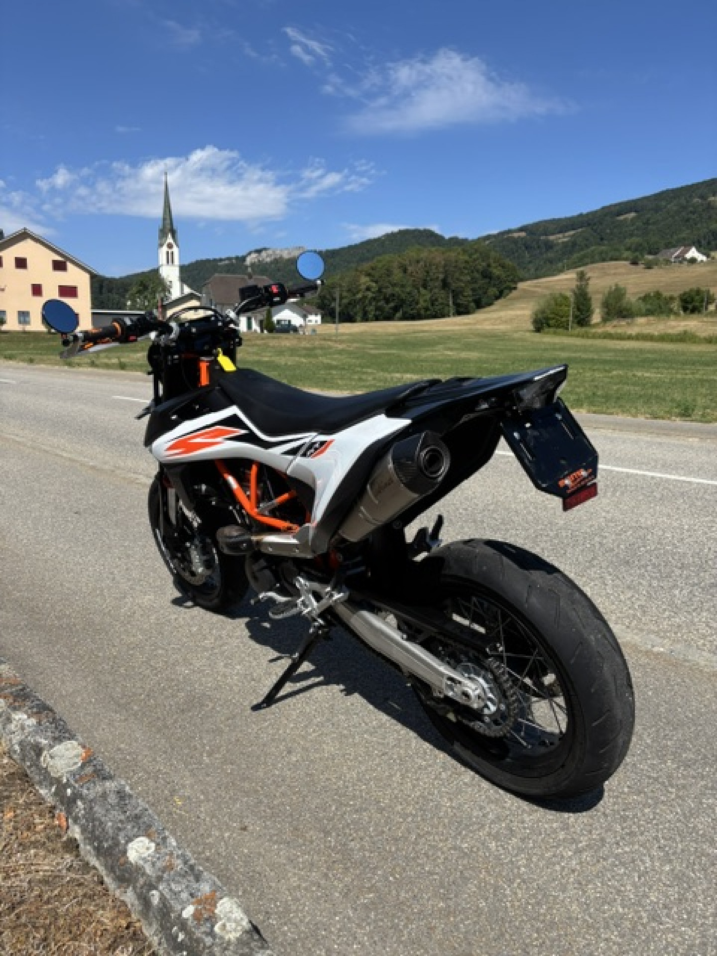 KTM 690 SMC R Supermoto-image-3