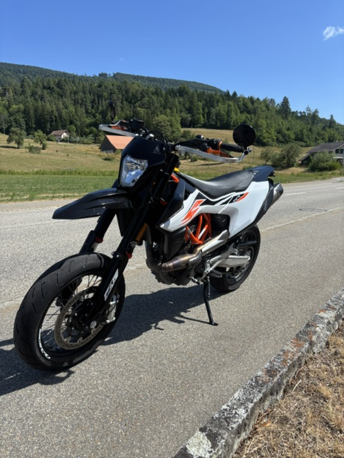 KTM 690 SMC R Supermoto-image-2