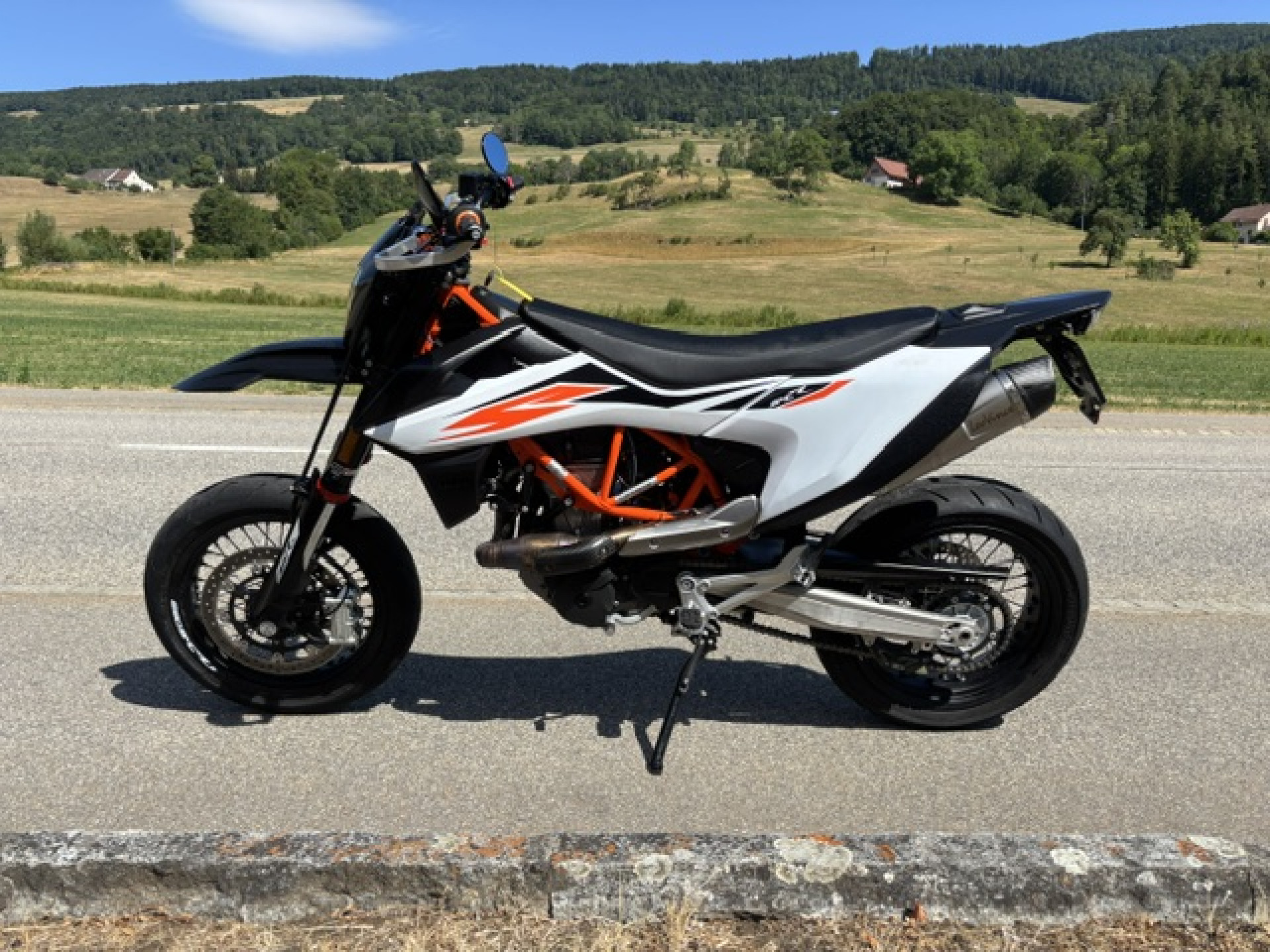 KTM 690 SMC R Supermoto-image-1