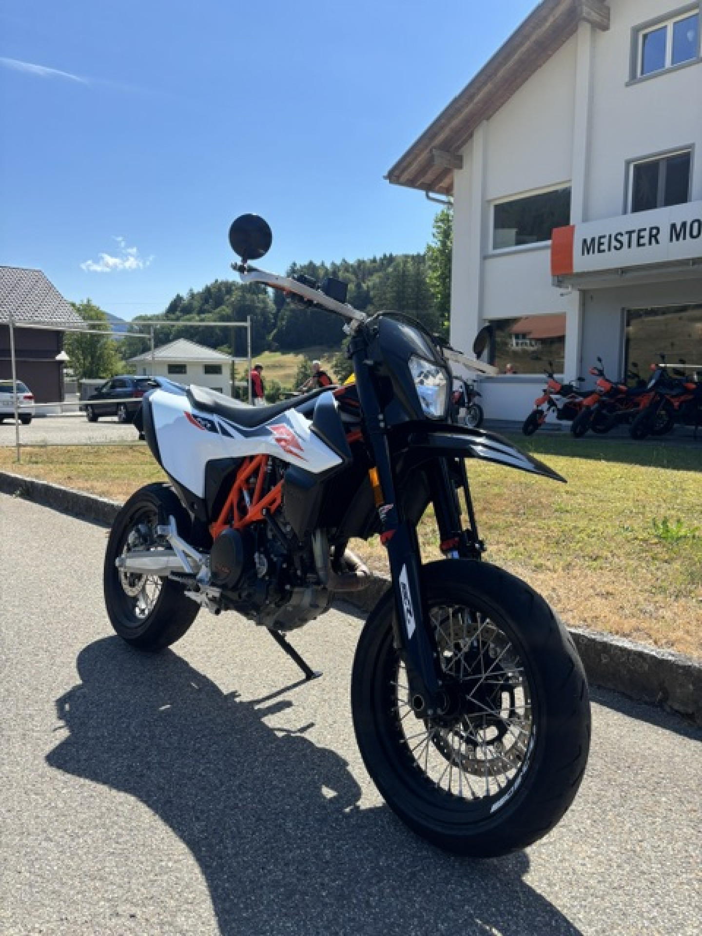 KTM 690 SMC R Supermoto-image-4