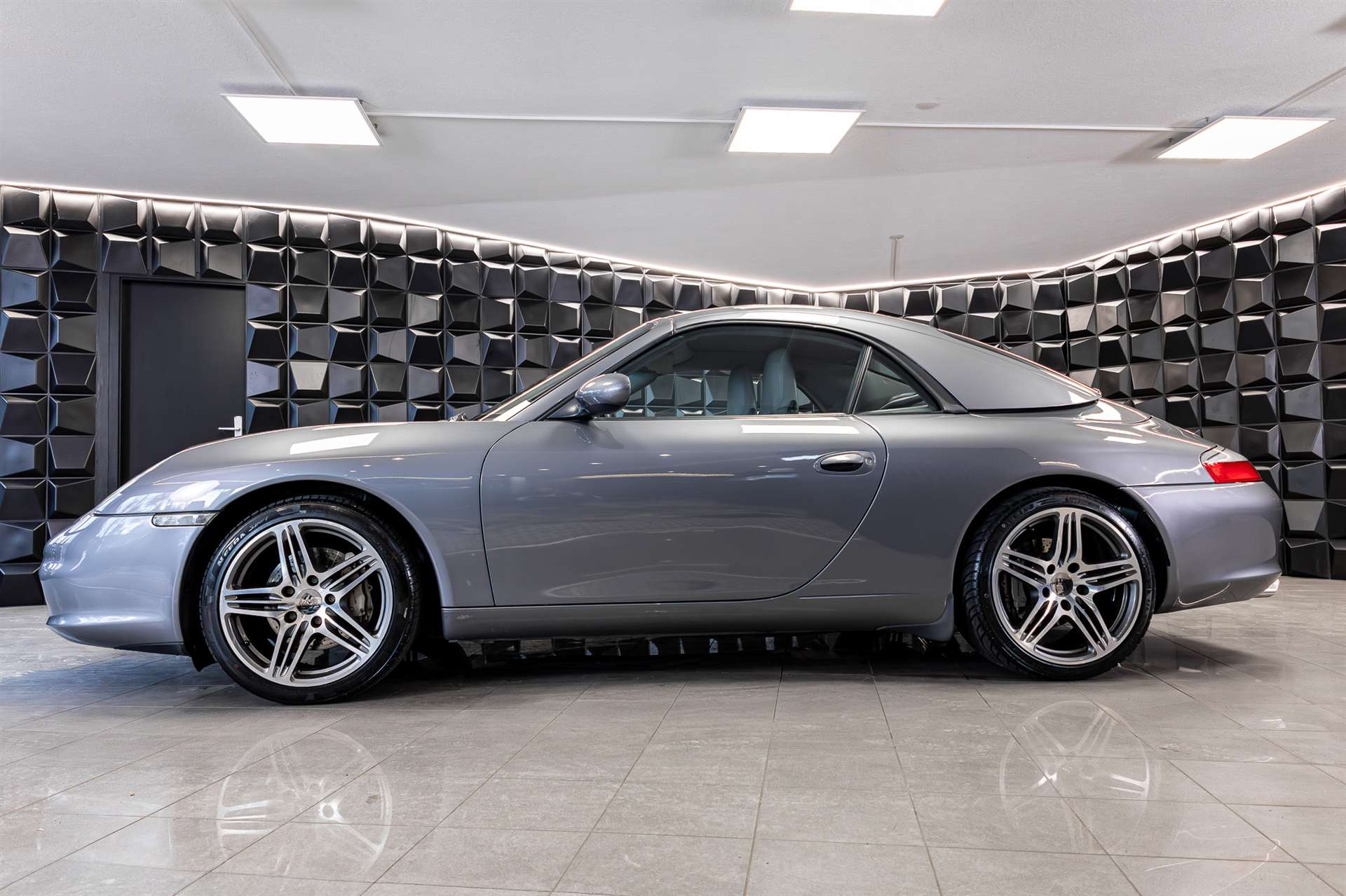 PORSCHE 911 Carrera 4 Cabrio / Hardtop!-image-2