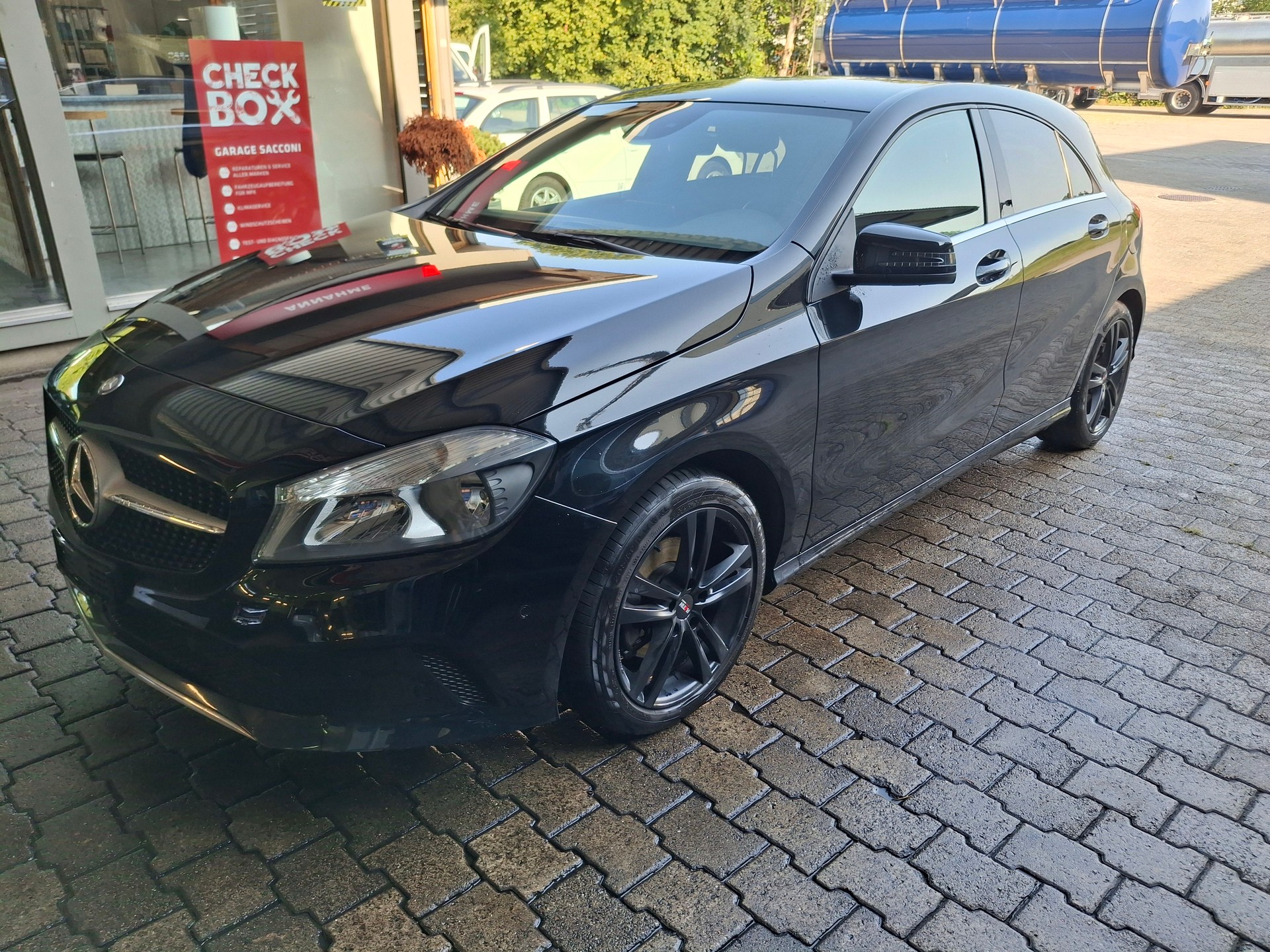 MERCEDES-BENZ A 180-image-1