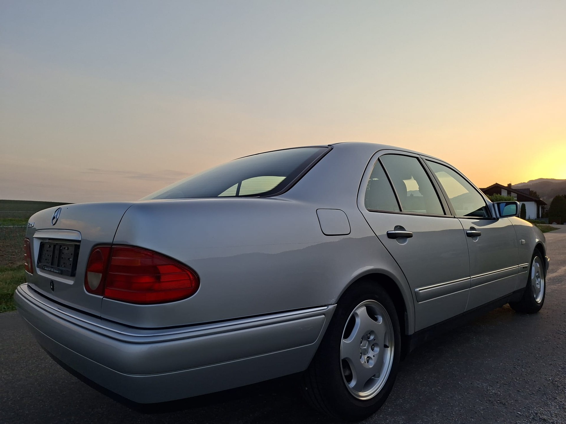 MERCEDES-BENZ E 320 Avantgarde Automatic-image-5
