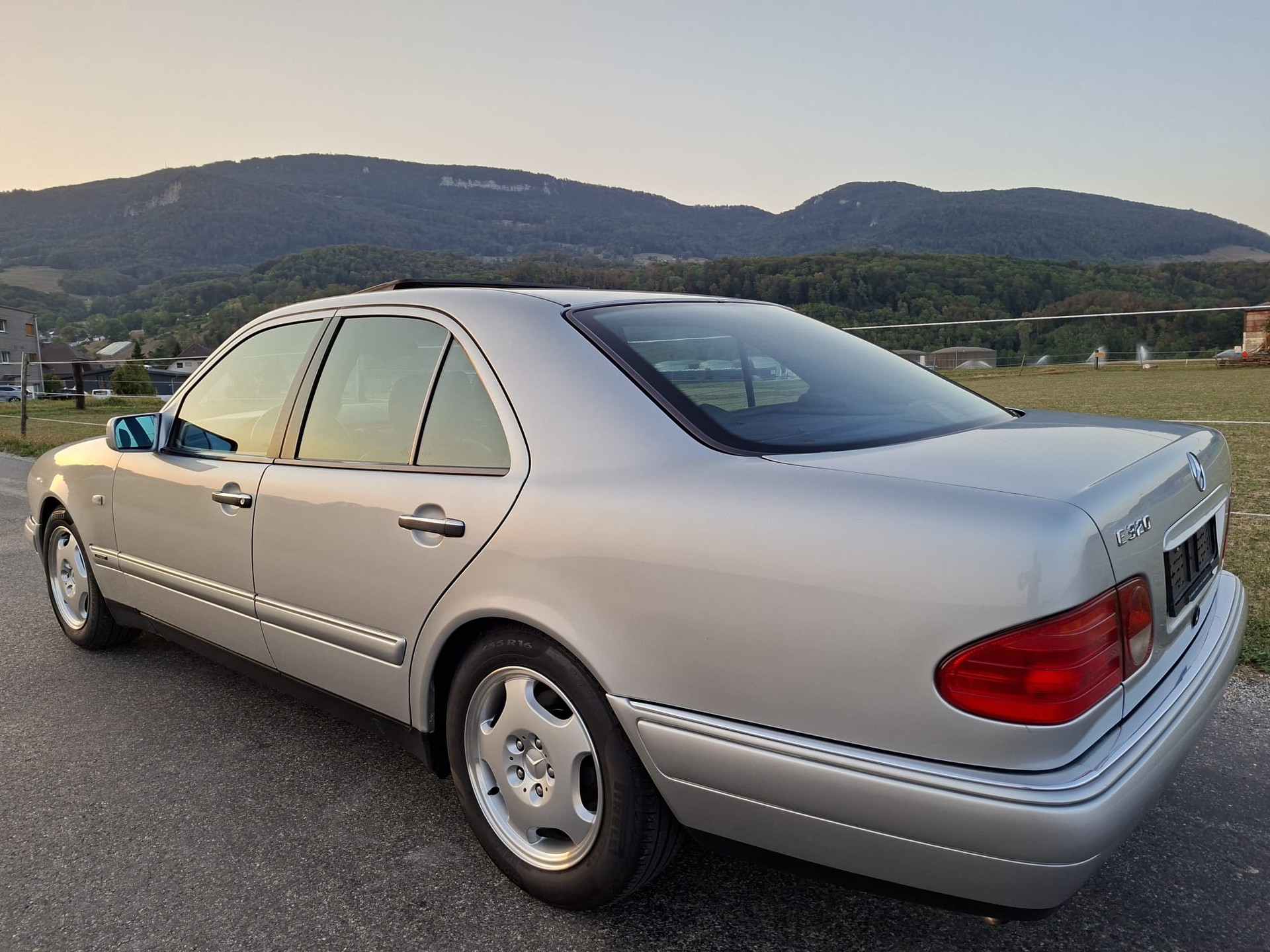 MERCEDES-BENZ E 320 Avantgarde Automatic-image-4