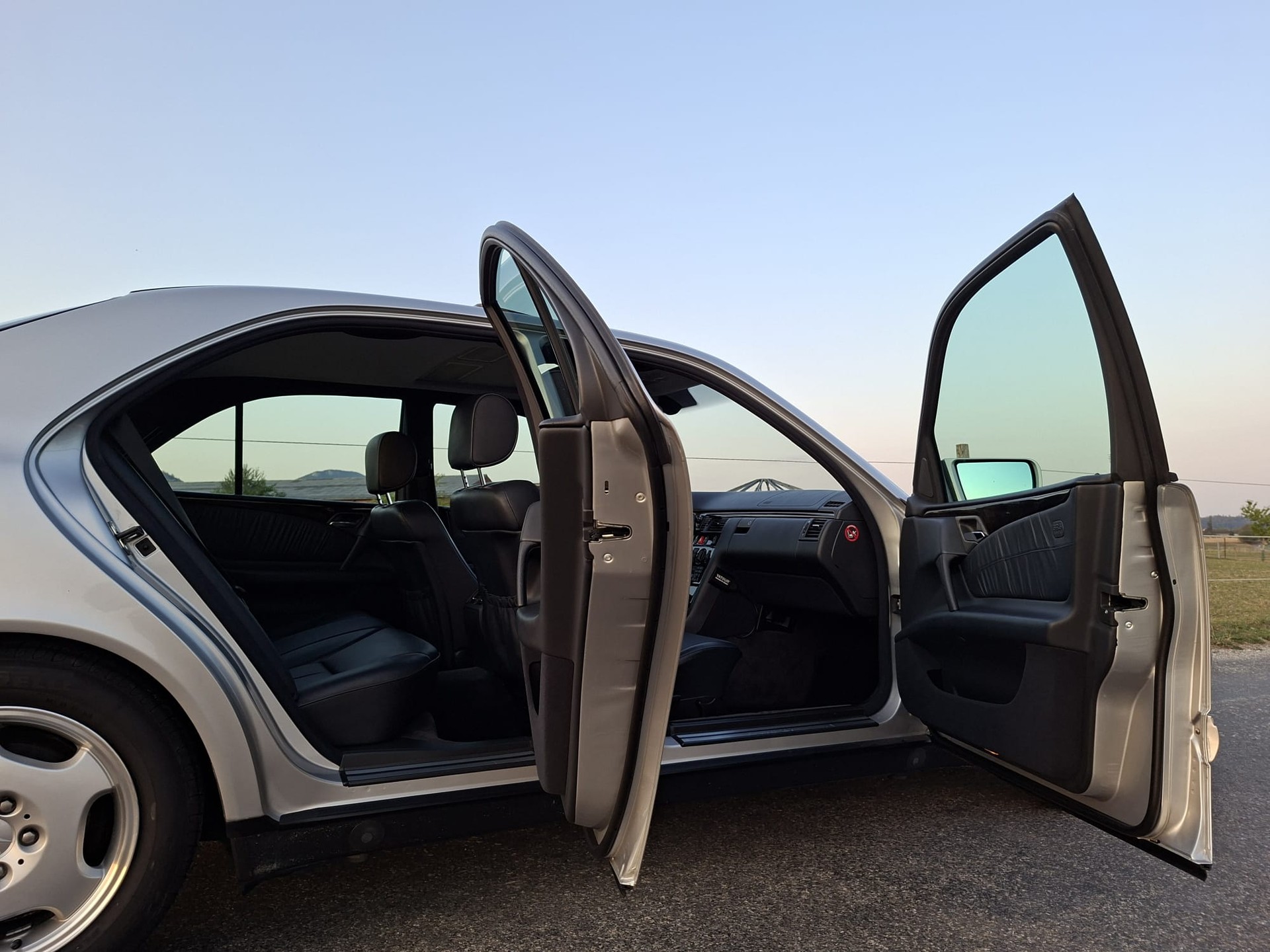 MERCEDES-BENZ E 320 Avantgarde Automatic-image-7
