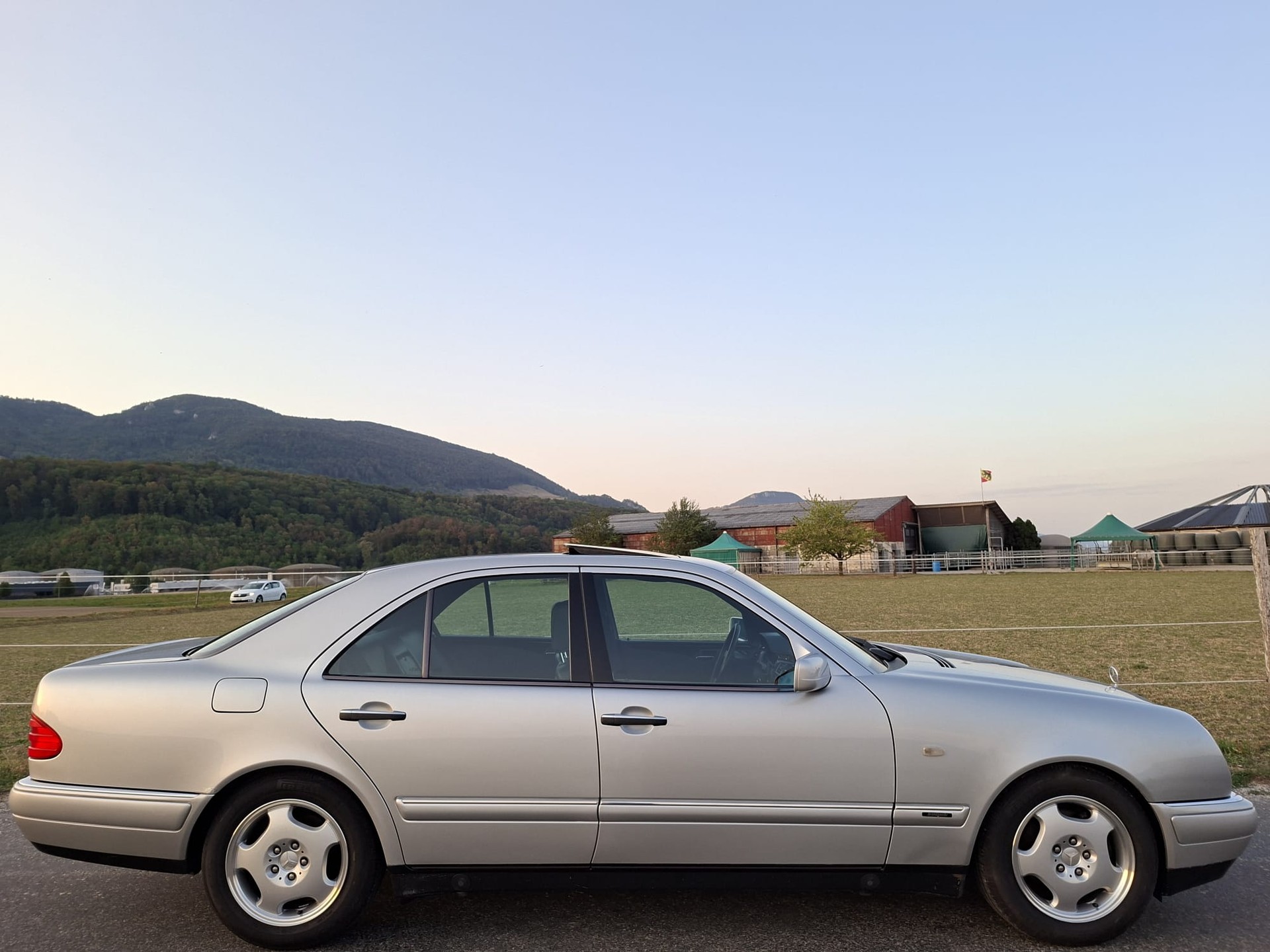 MERCEDES-BENZ E 320 Avantgarde Automatic-image-6