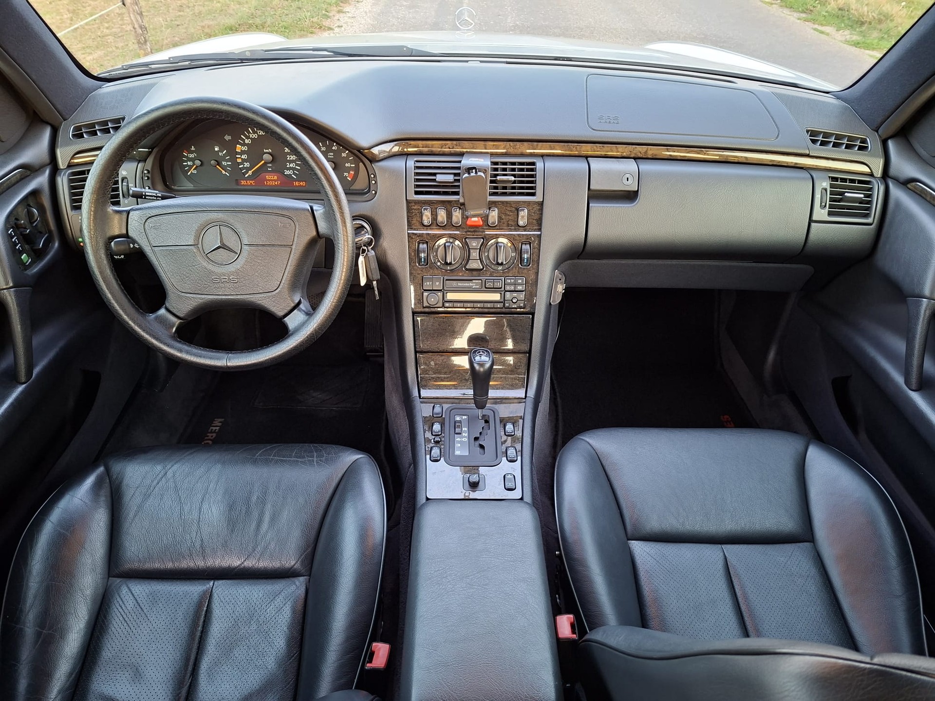 MERCEDES-BENZ E 320 Avantgarde Automatic-image-12