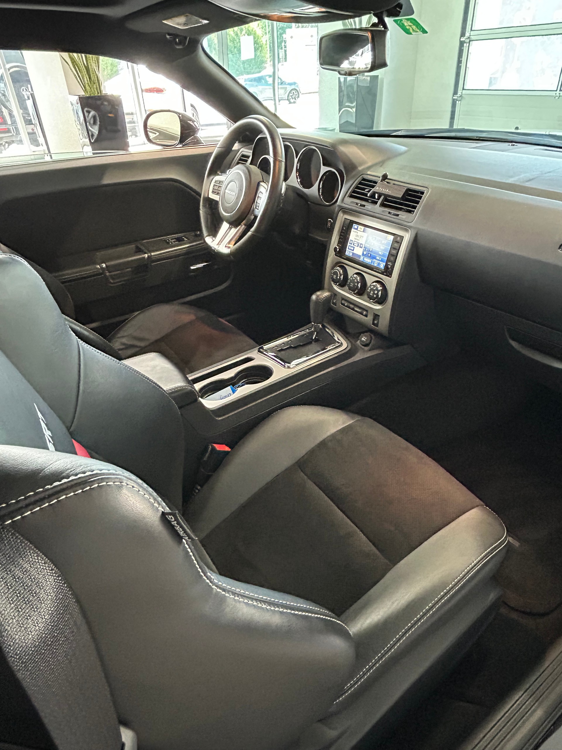 DODGE Challenger SRT-8 392 Hemi V8-image-13