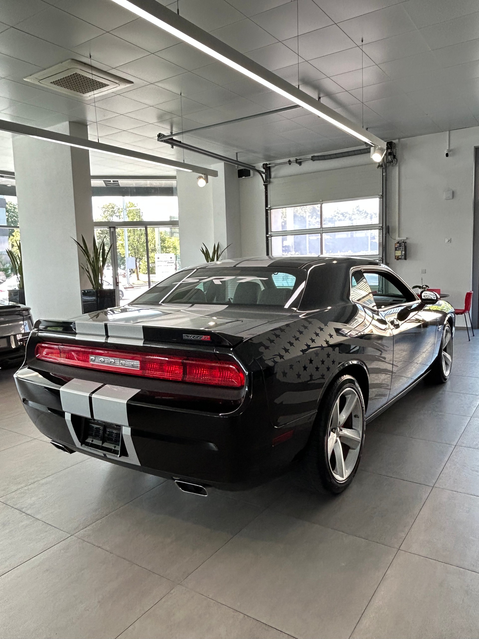 DODGE Challenger SRT-8 392 Hemi V8-image-3