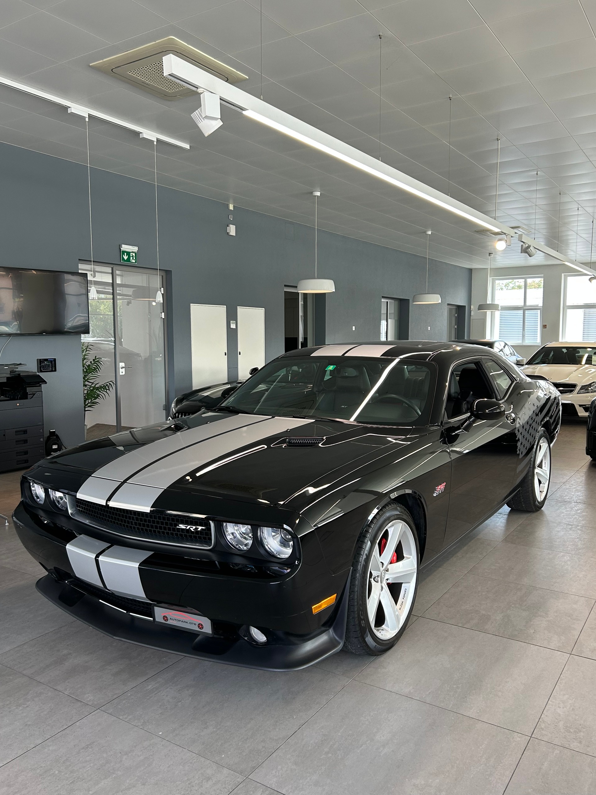 DODGE Challenger SRT-8 392 Hemi V8-image-0