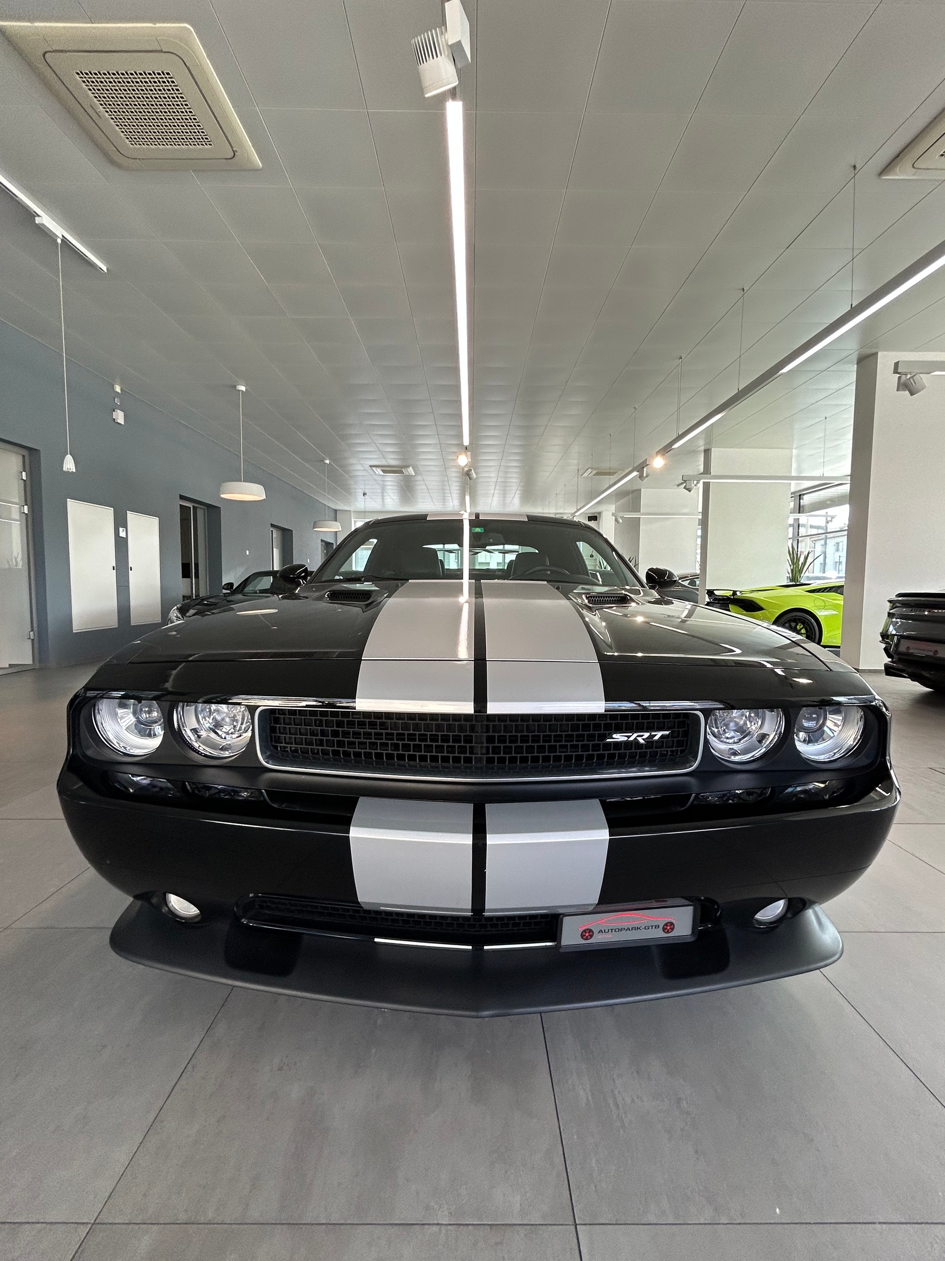 DODGE Challenger SRT-8 392 Hemi V8-image-4