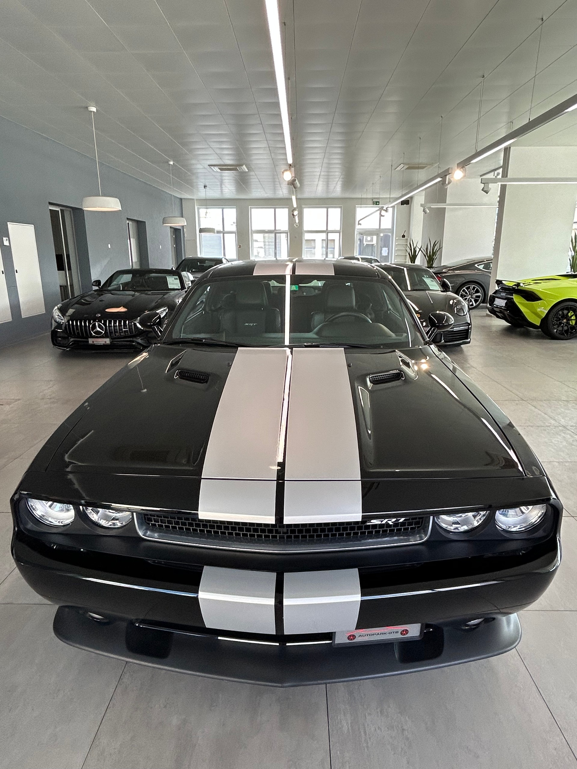 DODGE Challenger SRT-8 392 Hemi V8-image-7