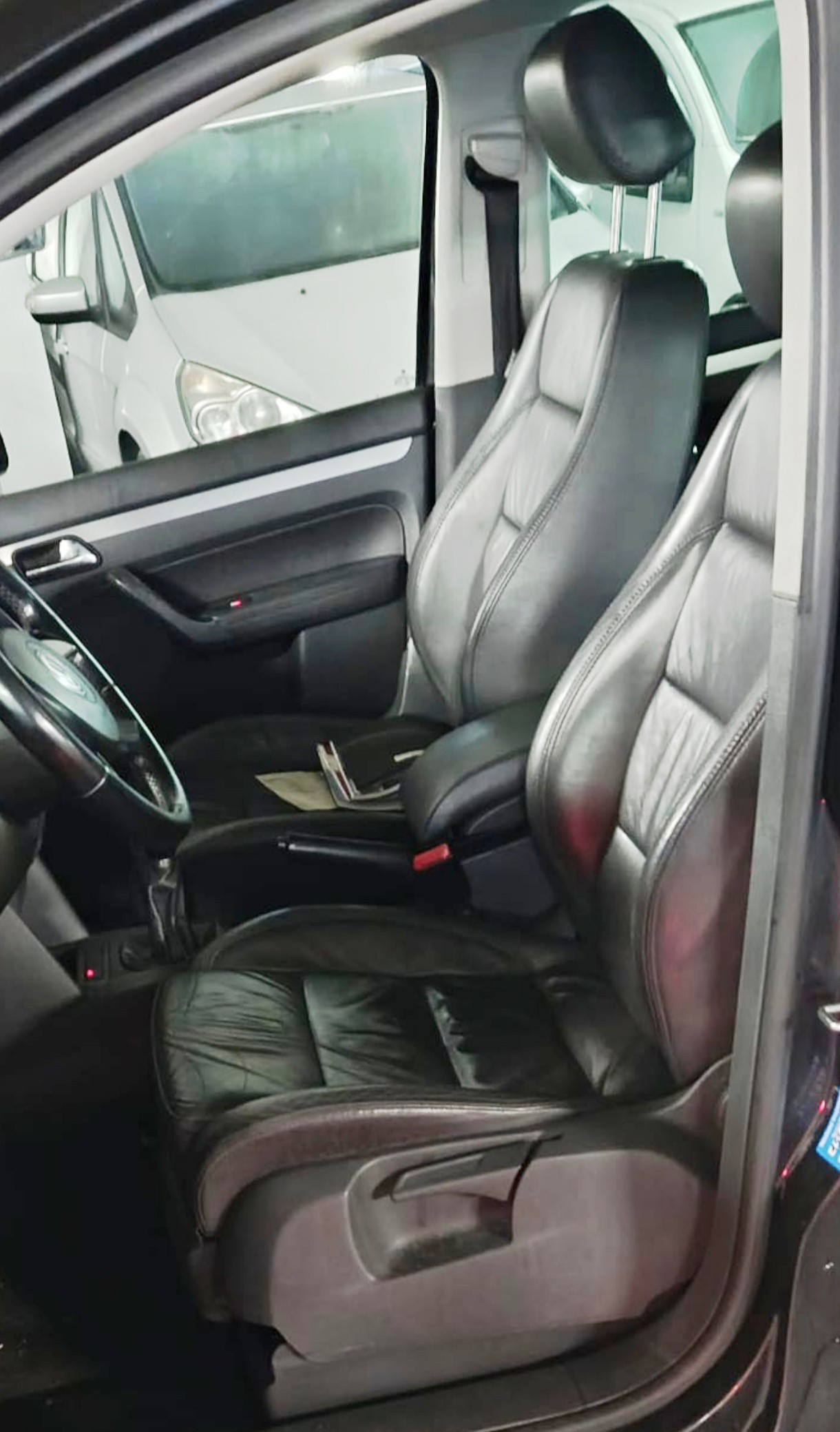 VW Touran 2.0 FSI Highline-image-7