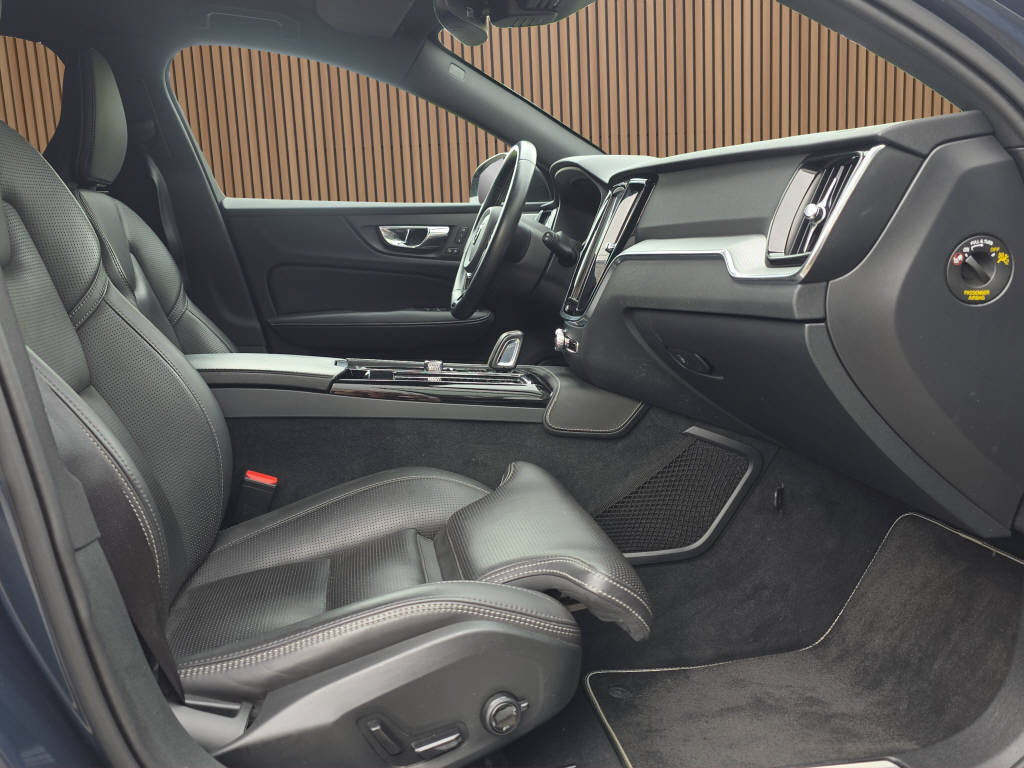 VOLVO V60 2.0 T8 TE R-Design eAWD-image-13