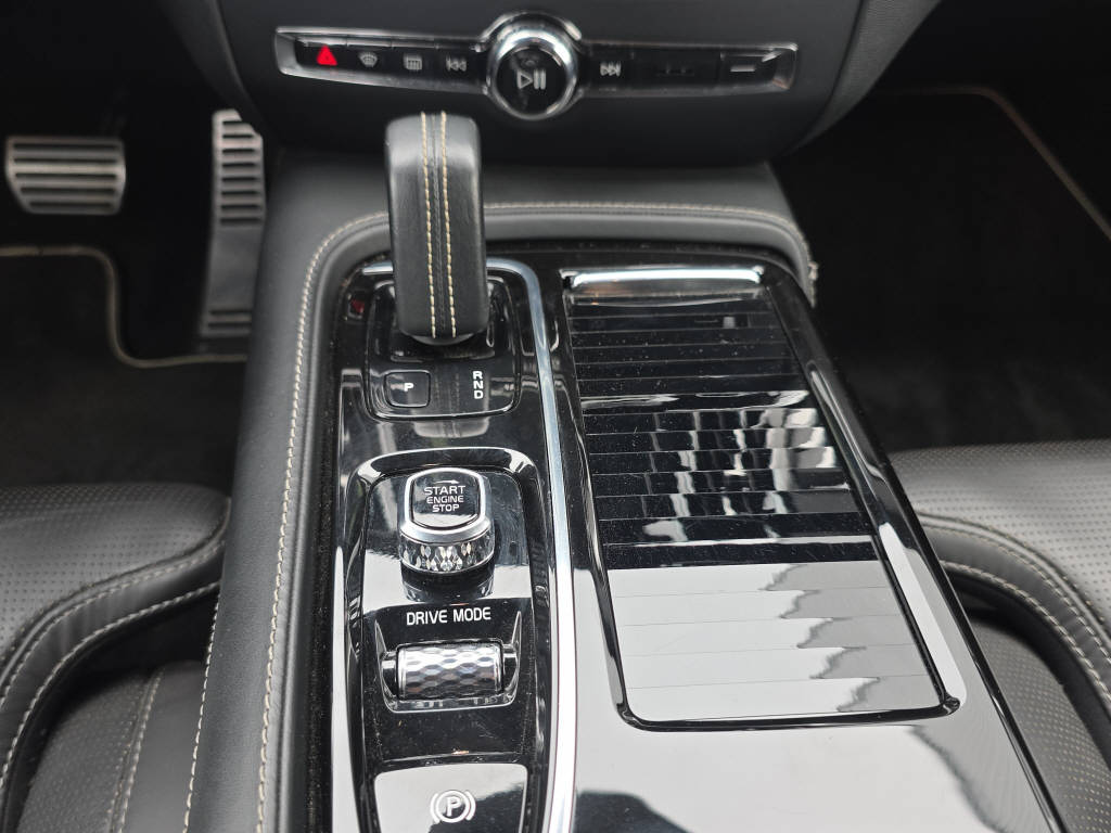 VOLVO V60 2.0 T8 TE R-Design eAWD-image-17
