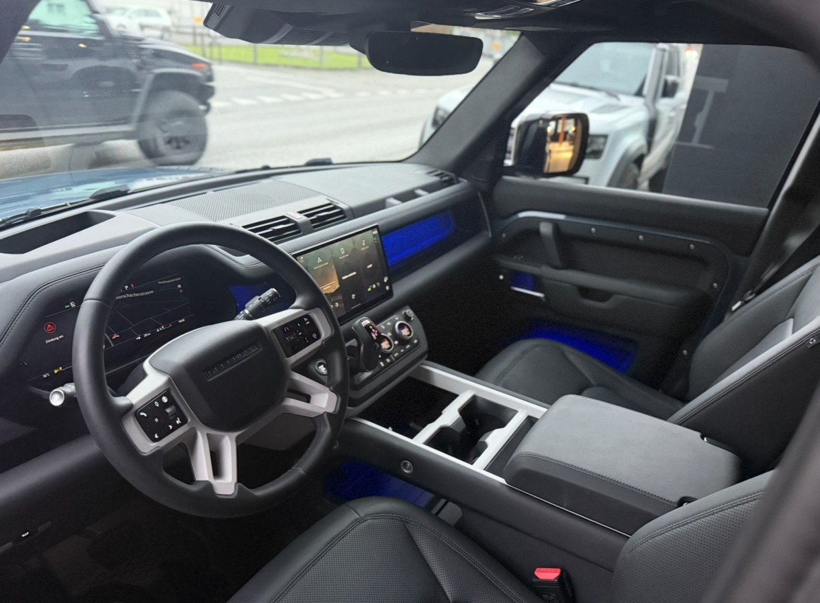 LAND ROVER Defender 110 3.0 D I6 300 X-Dynamic SE AWD AT8-image-5