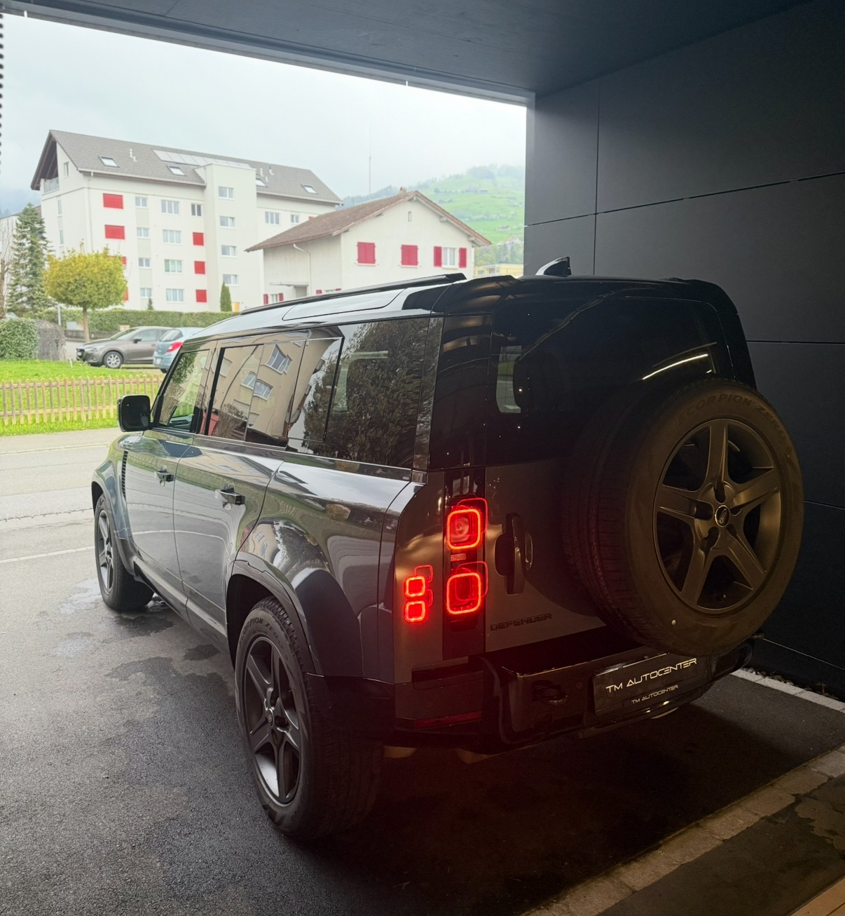LAND ROVER Defender 110 3.0 D I6 300 X-Dynamic SE AWD AT8-image-2