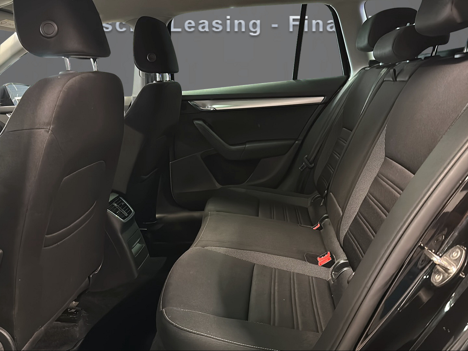 SKODA Octavia Combi 1.6 TDI Ambition DSG-image-11
