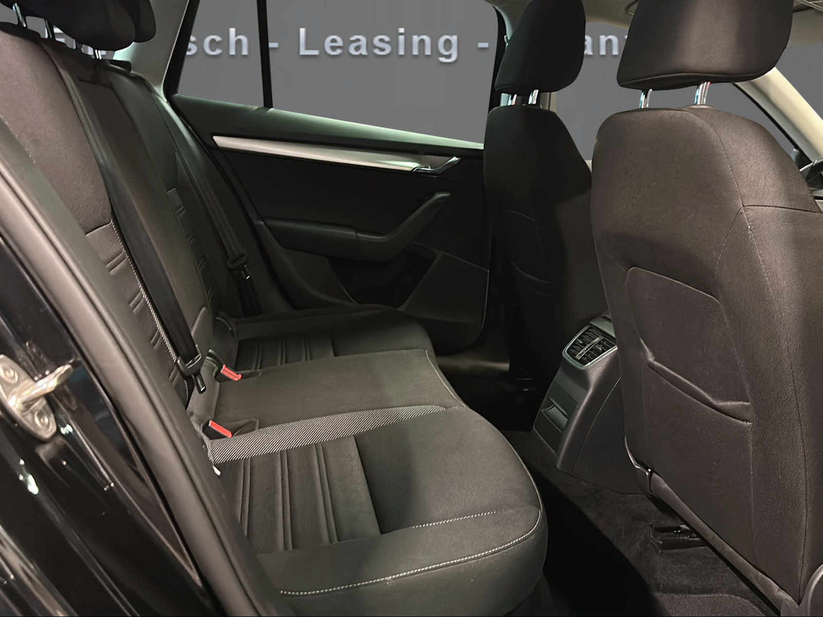 SKODA Octavia Combi 1.6 TDI Ambition DSG-image-12
