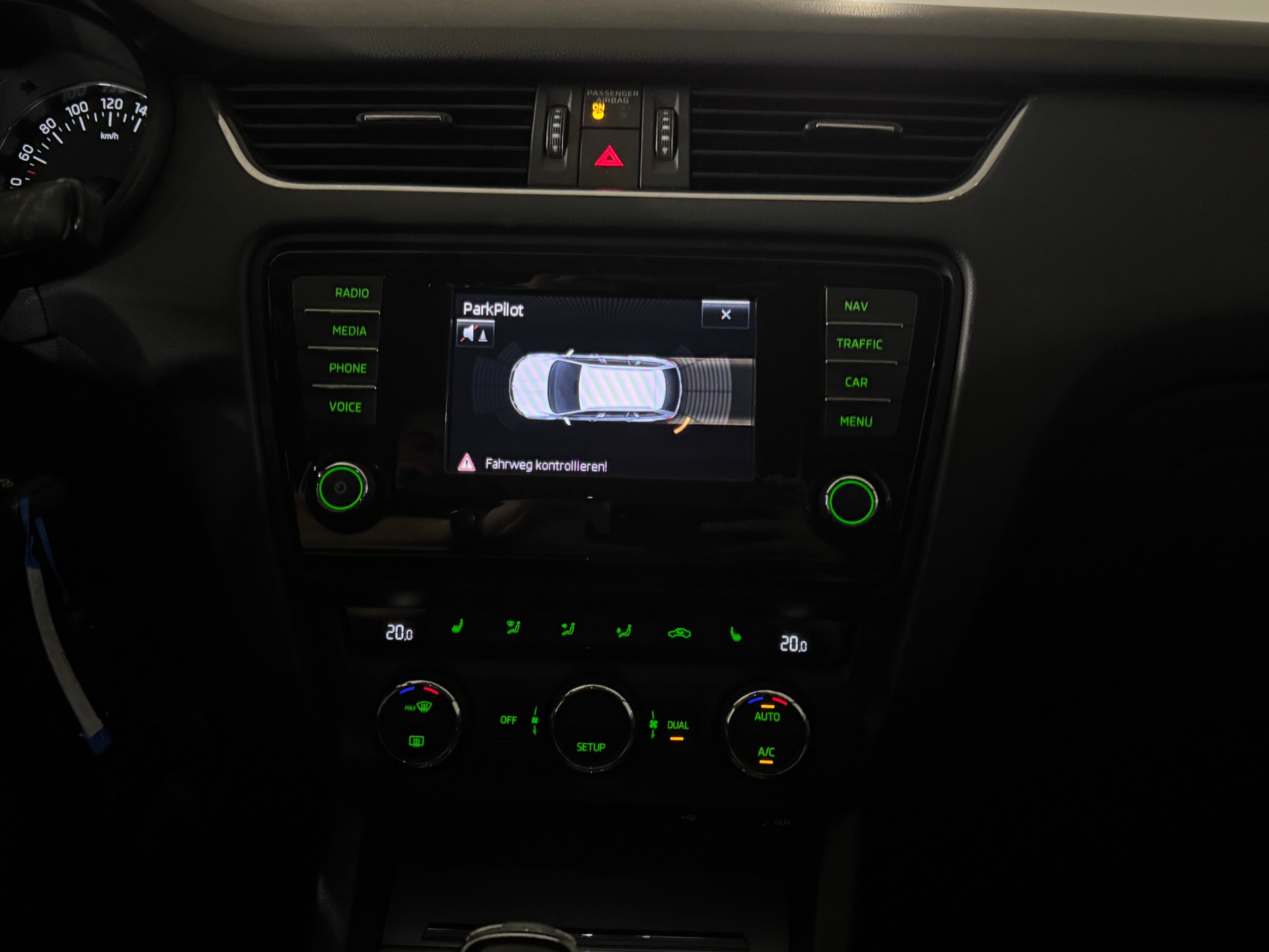 SKODA Octavia Combi 1.8 TSI Ambition 4x4 DSG-image-13