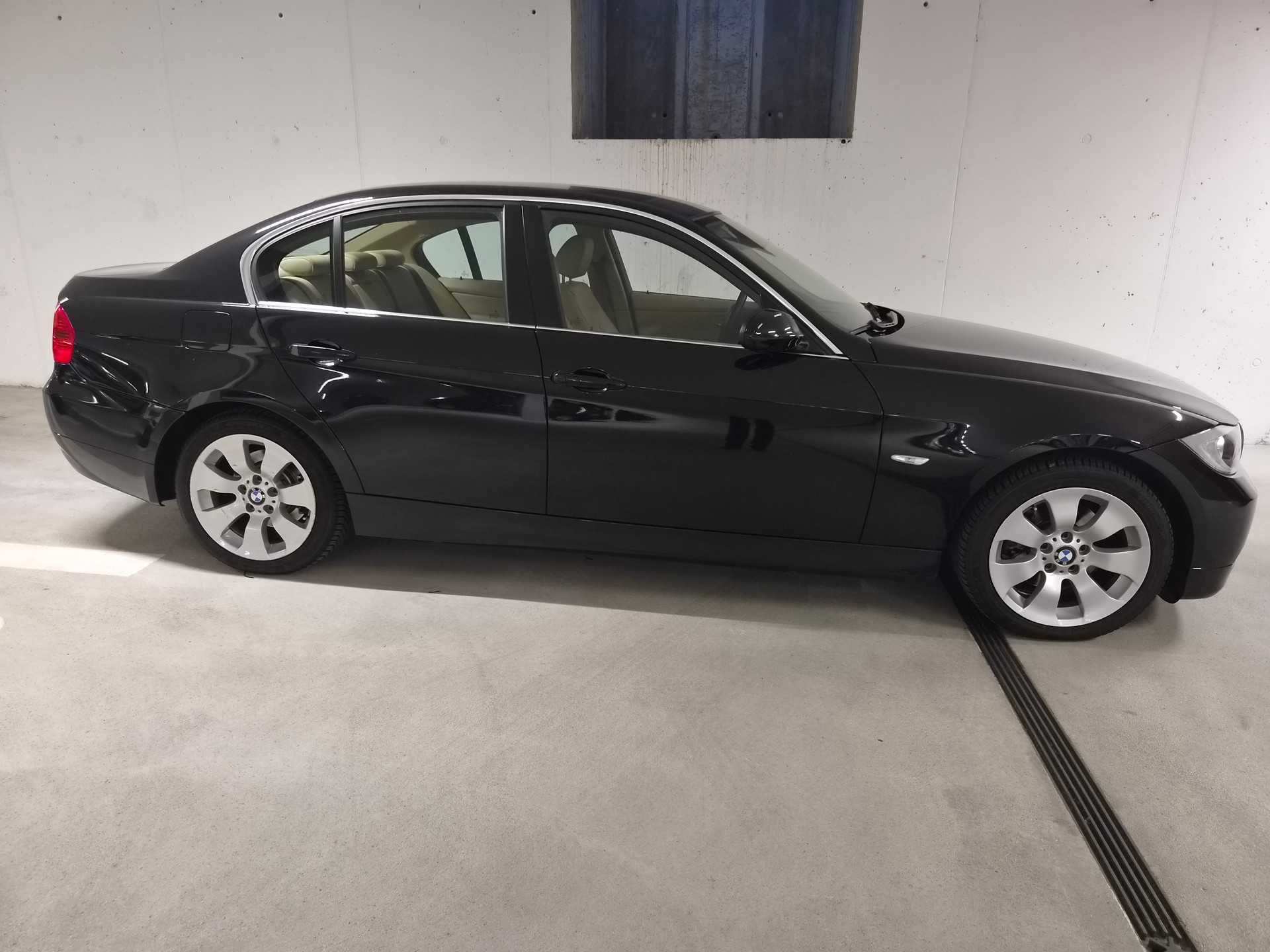BMW 325xi !UNIKAT! NUR 35000KM 1.HAND Frisch ab MFK-image-1