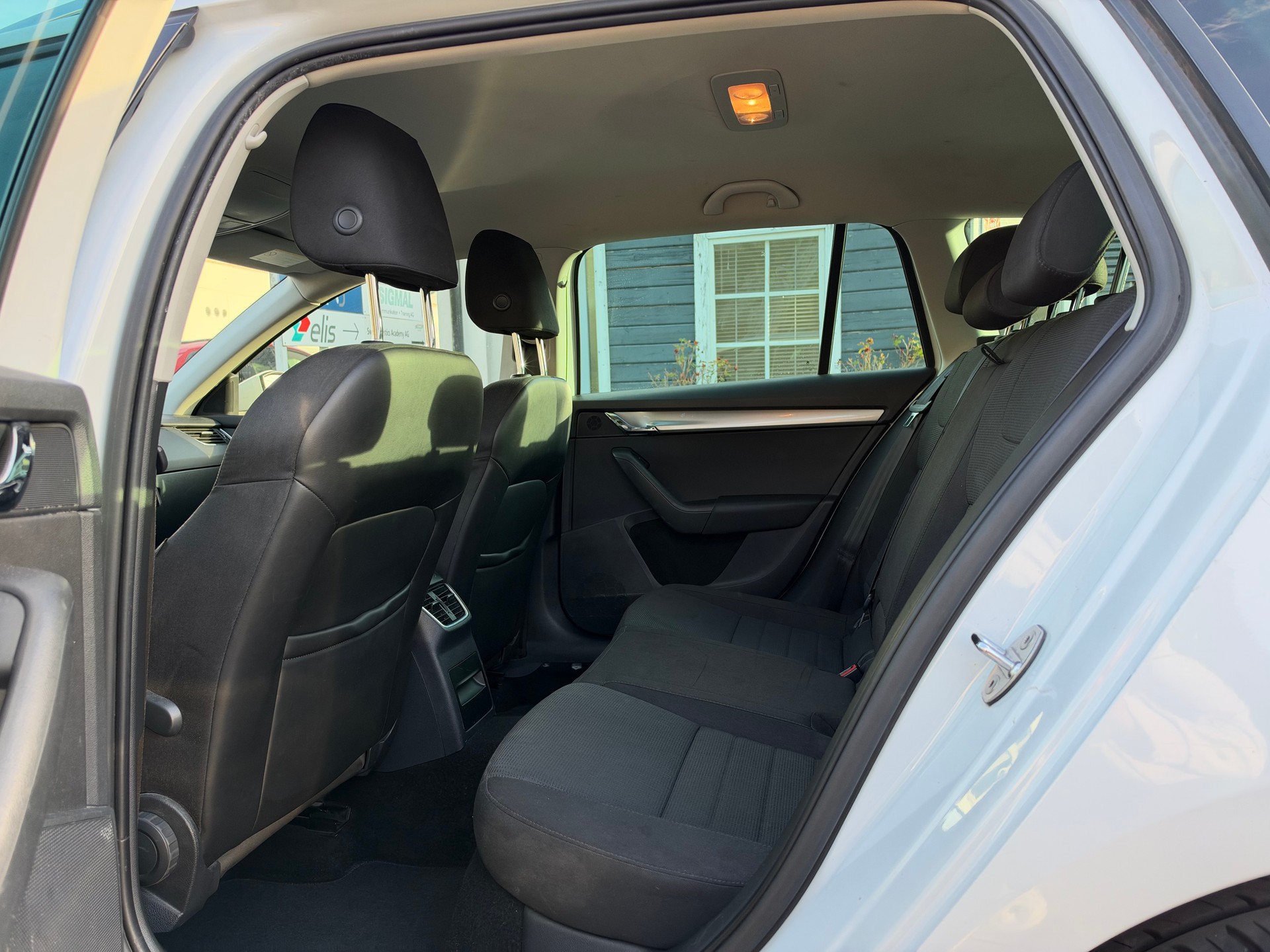 SKODA Octavia Combi 1.8 TSI Ambition 4x4 DSG-image-10