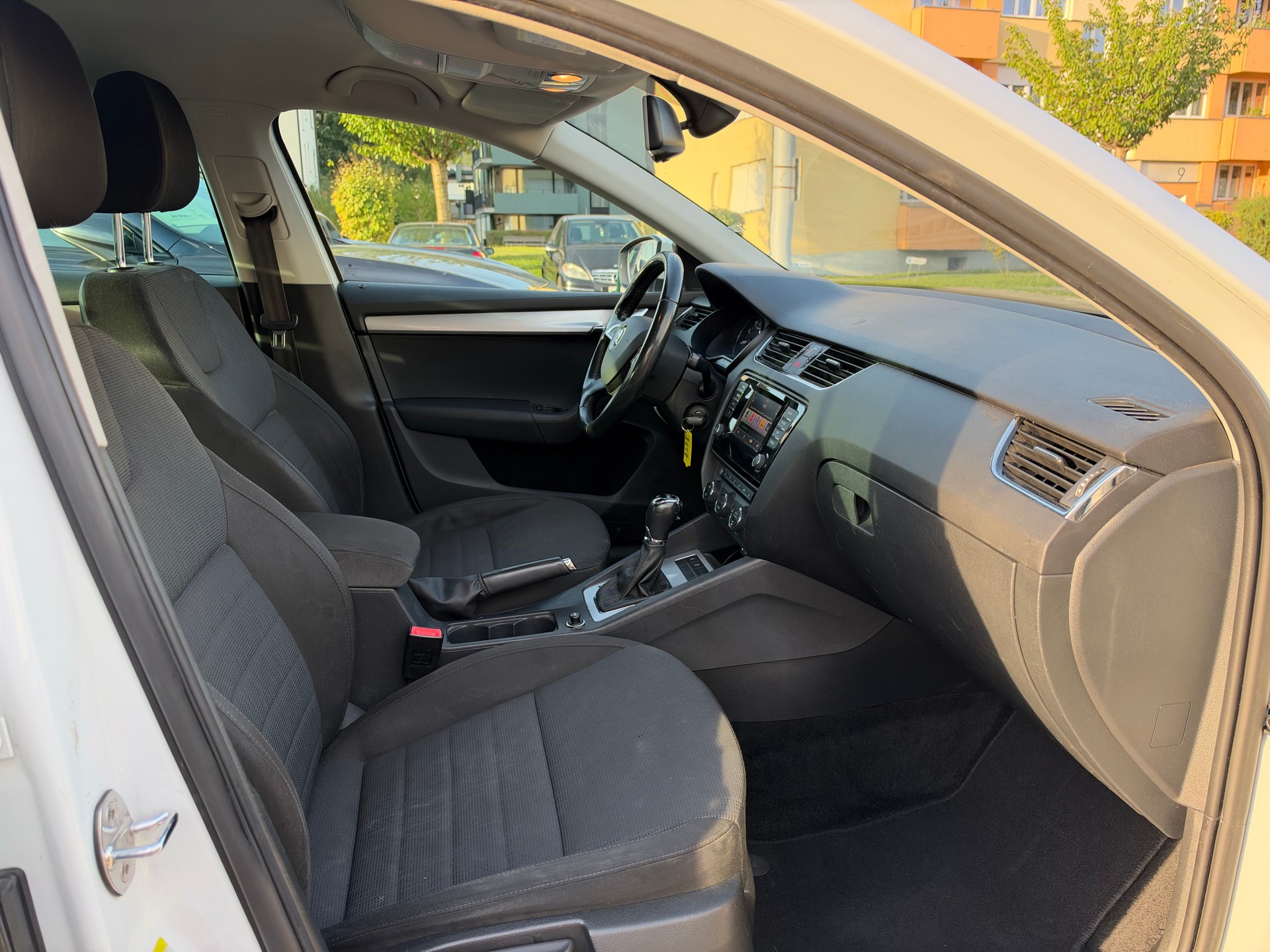 SKODA Octavia Combi 1.8 TSI Ambition 4x4 DSG-image-17
