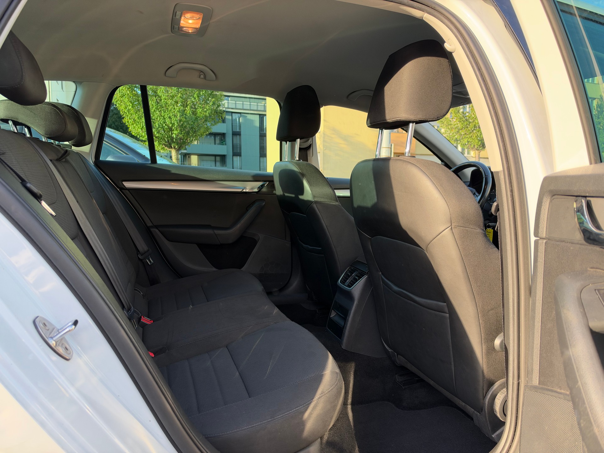 SKODA Octavia Combi 1.8 TSI Ambition 4x4 DSG-image-12