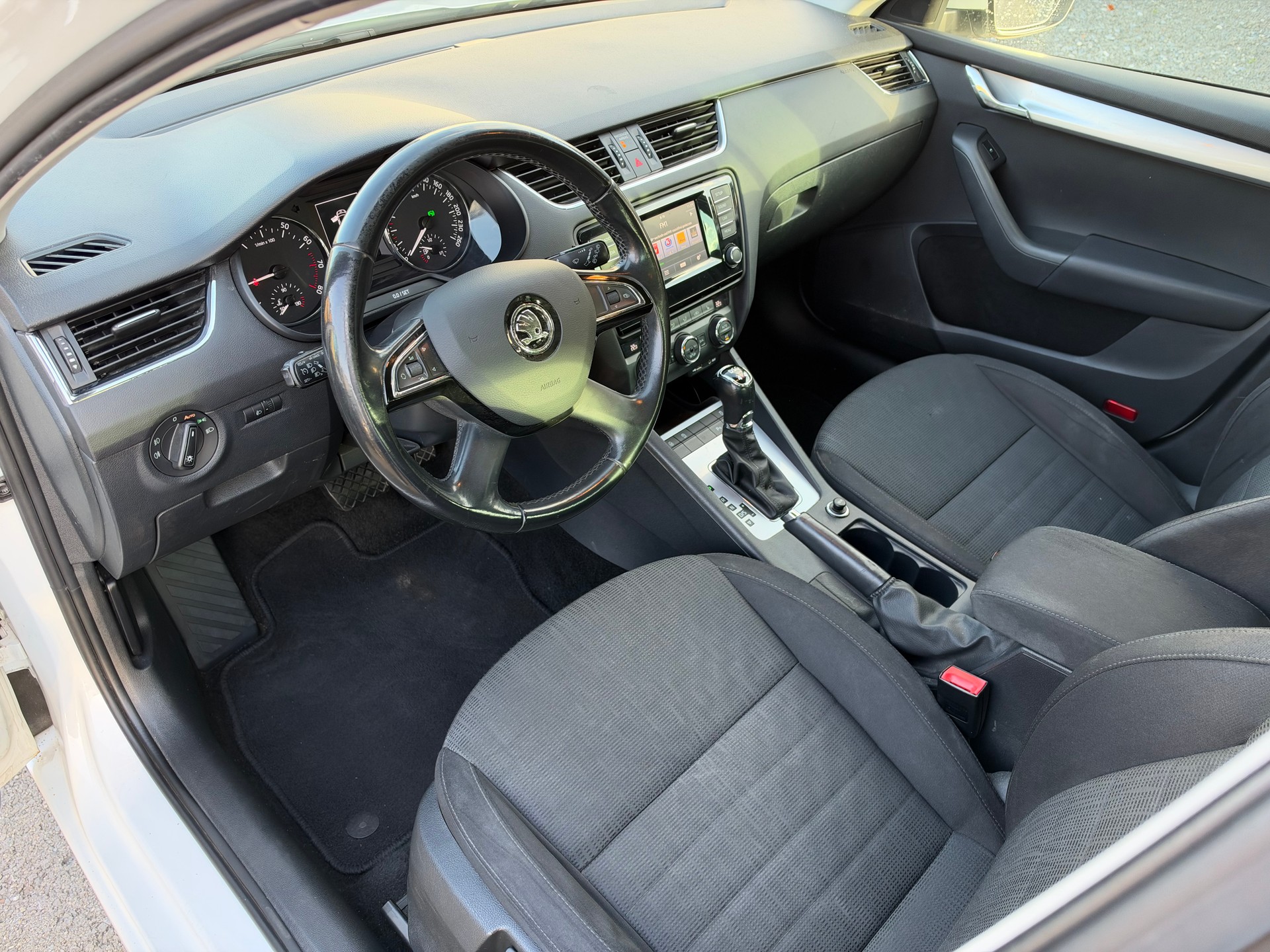 SKODA Octavia Combi 1.8 TSI Ambition 4x4 DSG-image-9