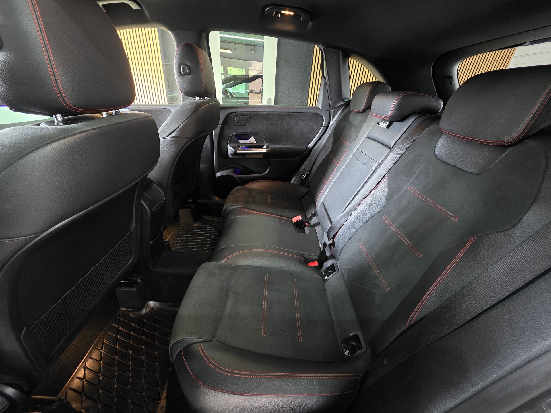 MERCEDES-BENZ B 200 d AMG Line 8G-DCT-image-18