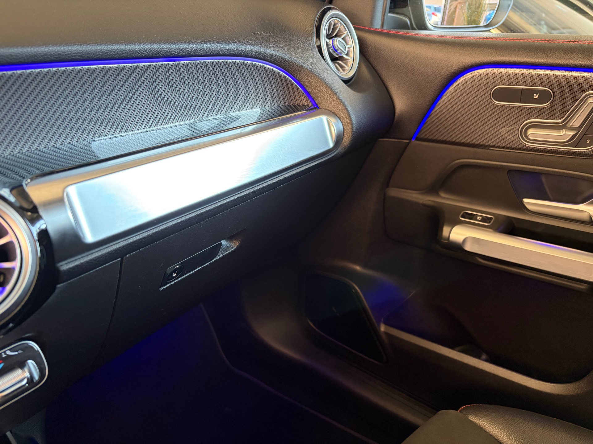 MERCEDES-BENZ GLB 250 4Matic AMG Line 8G-Tronic-image-15